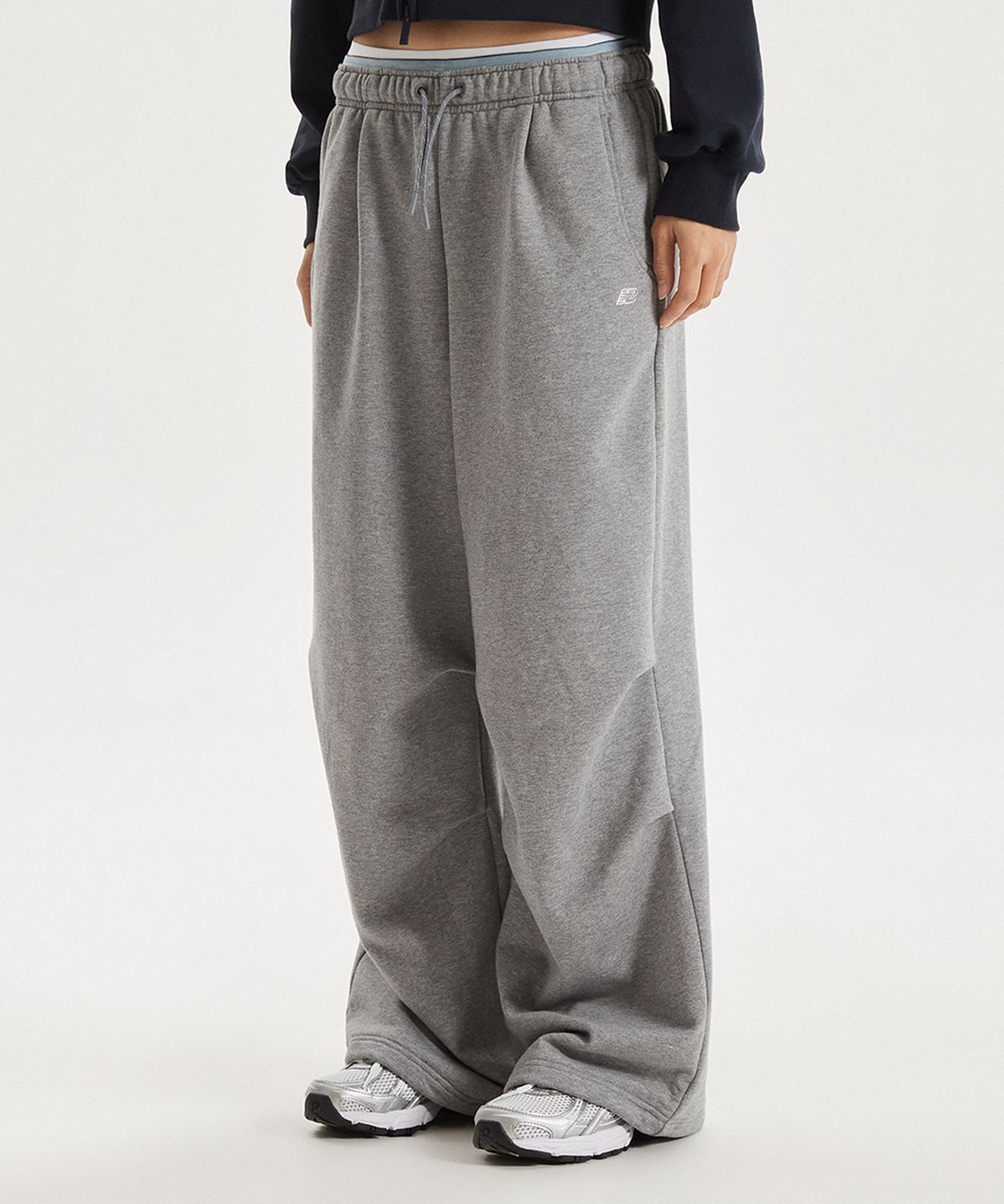 뉴발란스(NEW BALANCE) NBMLG1W242 / WOMEN 에센셜 맥시 와이드 팬츠 (DARK GRAY)