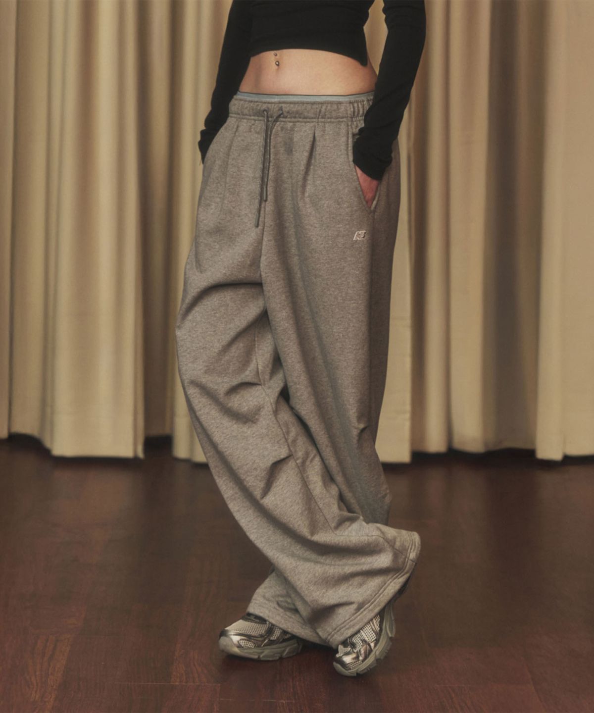 뉴발란스(NEW BALANCE) NBMLG1W242 / WOMEN 에센셜 맥시 와이드 팬츠 (DARK GRAY)