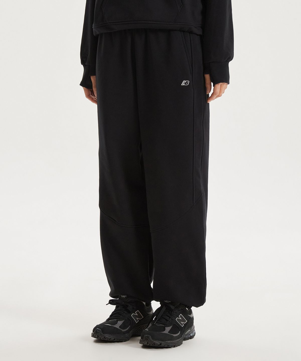 뉴발란스(NEW BALANCE) NBMLG1W212 / WOMEN 에센셜 와이드 조거 팬츠 (BLACK)
