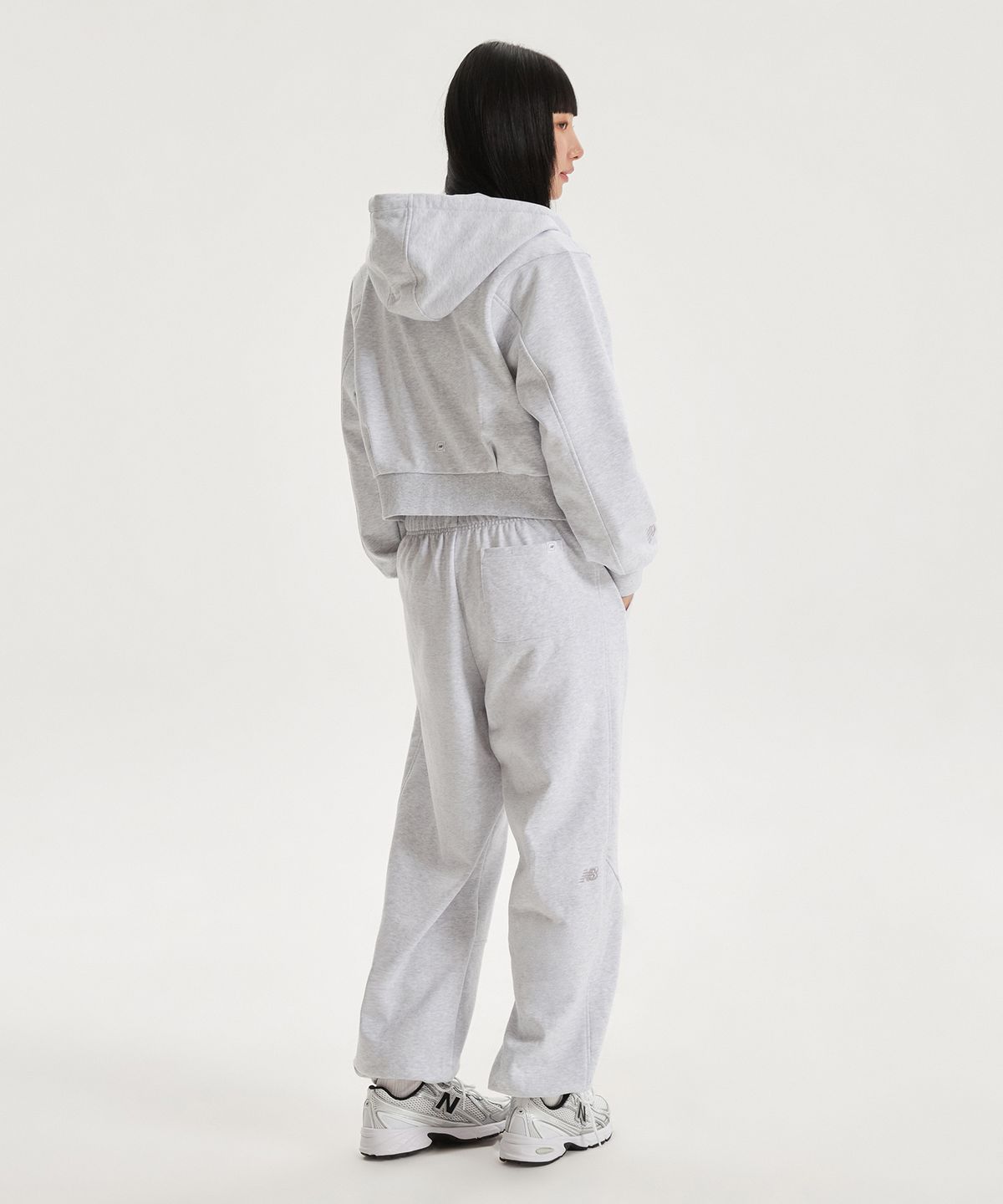 뉴발란스(NEW BALANCE) NBMLG1W212 / WOMEN 에센셜 와이드 조거 팬츠 (LIGHT GRAY)