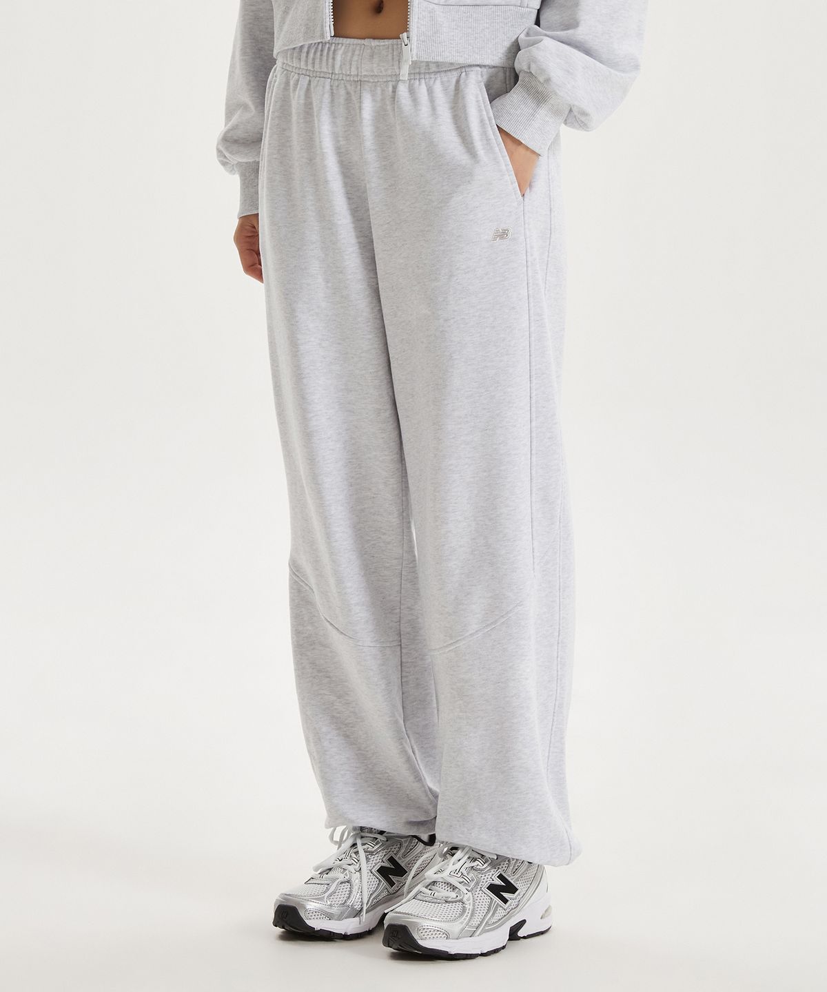 뉴발란스(NEW BALANCE) NBMLG1W212 / WOMEN 에센셜 와이드 조거 팬츠 (LIGHT GRAY)