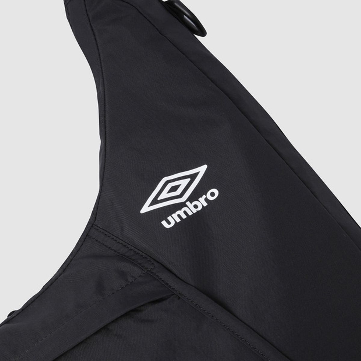엄브로(UMBRO) 스트랩 경량 빅 숄더백 블랙 UR123CBG33