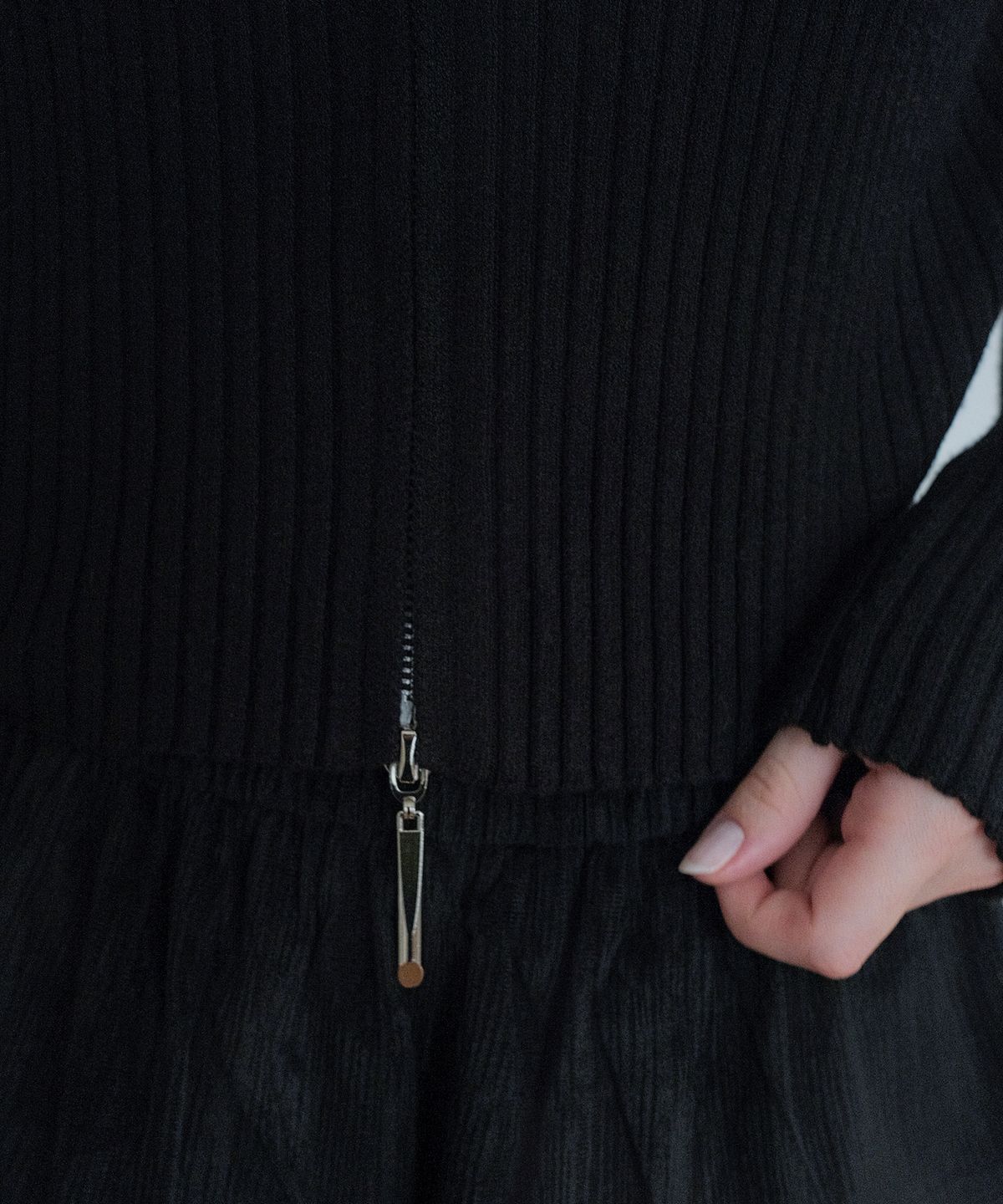 쿨키튼(KOOLKITTEN) Ribbed Cropped Zip-Up Cardigan