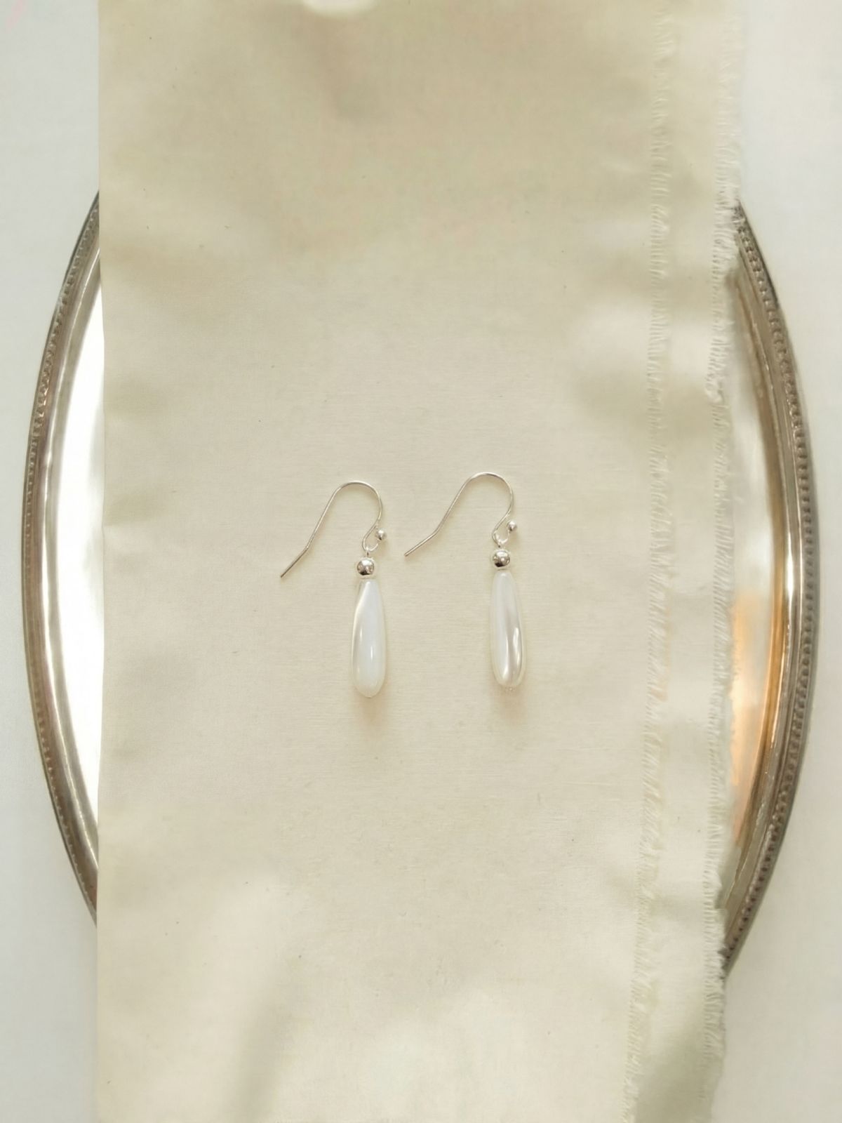 리엔느와르(leeENoir) Glow Drop Hook Earring
