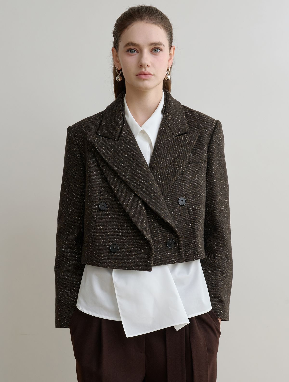 르이엘(LE YIEL) Peaked Collar Wool Crop Jacket_Brown 피크드 카라 울 크롭 자켓_브라운