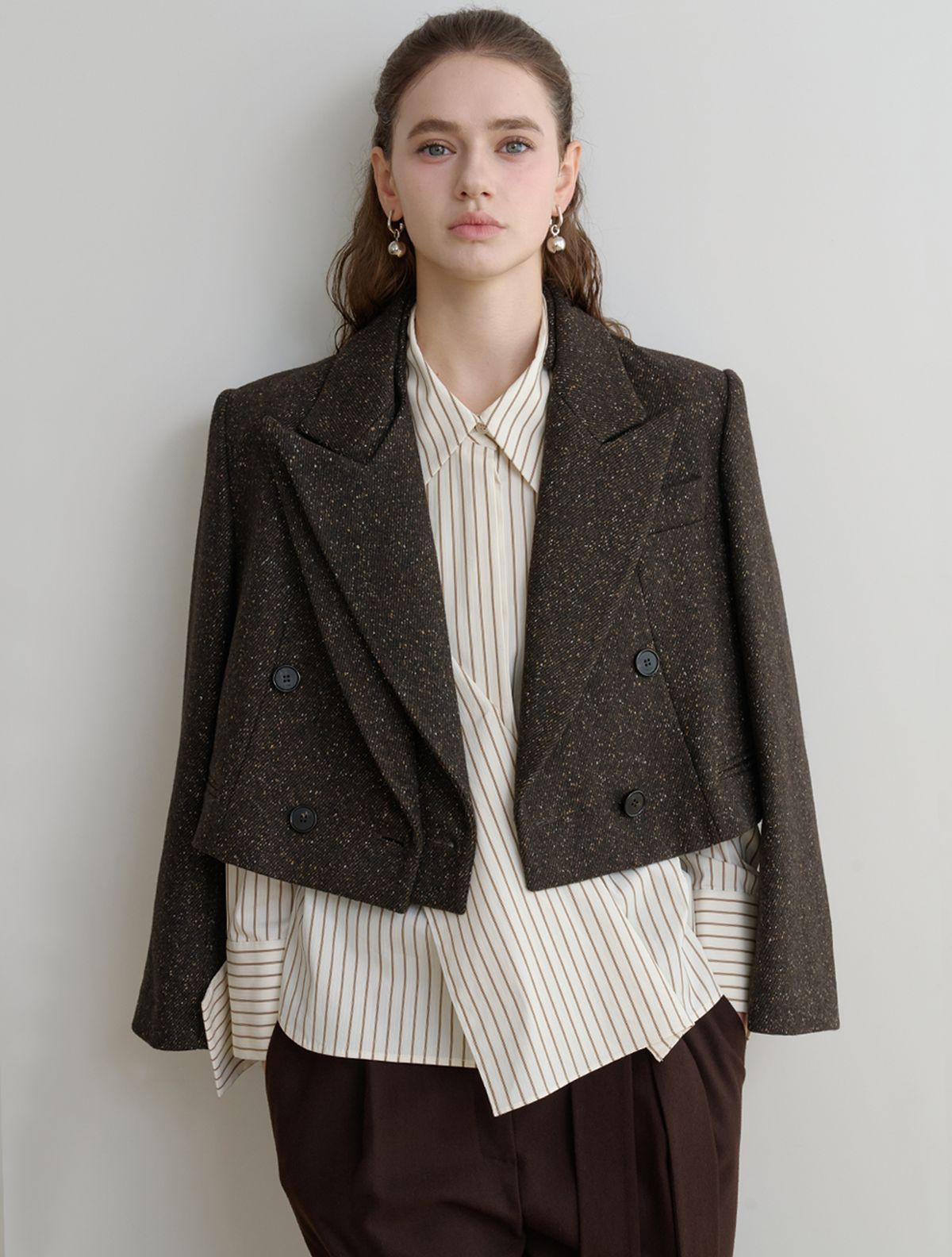 르이엘(LE YIEL) Peaked Collar Wool Crop Jacket_Brown 피크드 카라 울 크롭 자켓_브라운