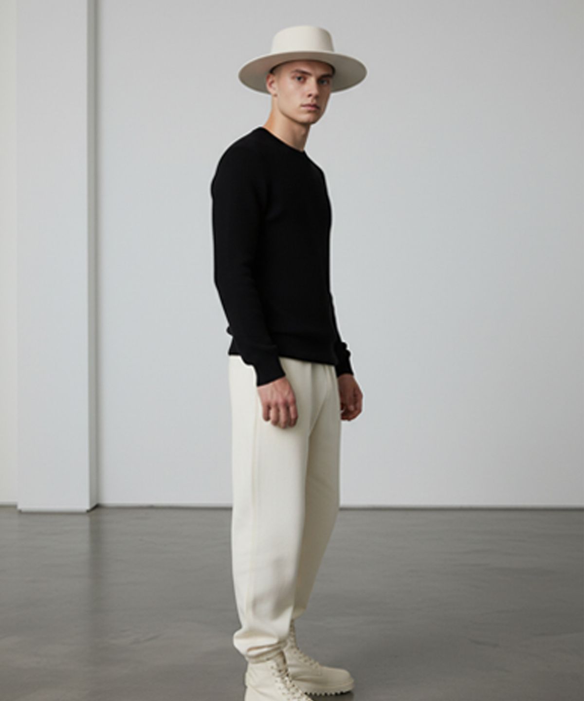 유니버셜 케미스트리(UNIVERSAL CHEMISTRY) Poly White Flat Fedora 페도라