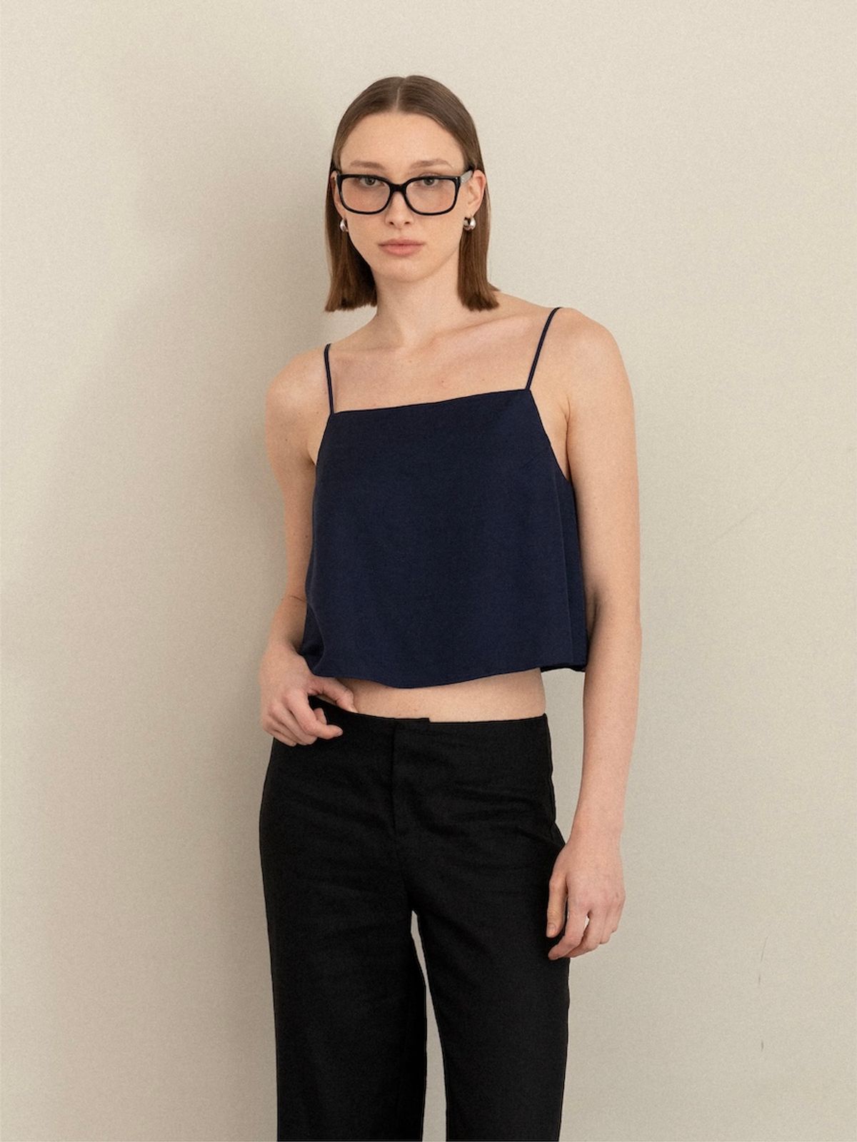 글로니(GLOWNY) G ELLA STRAP SLEEVELESS (NAVY)