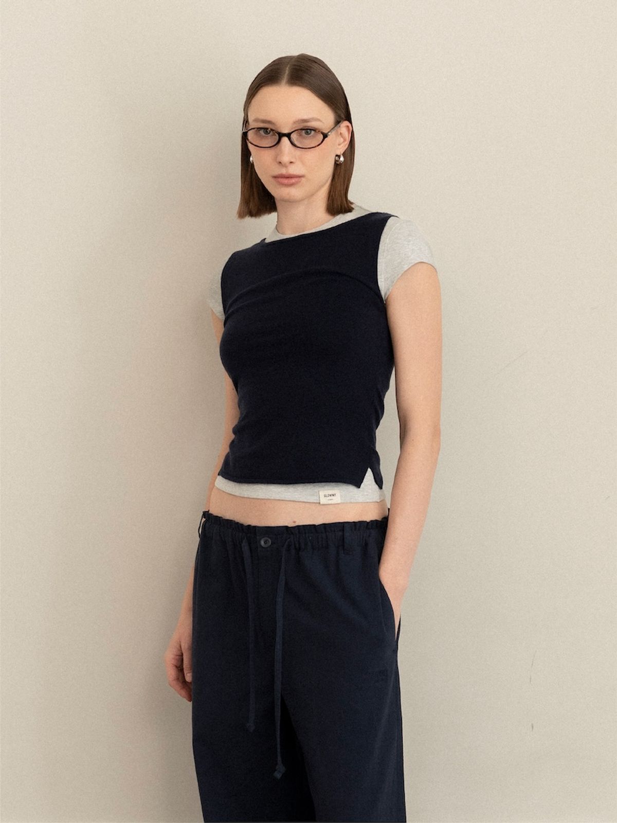 글로니(GLOWNY) G KNIT SLIT SLEEVELESS TOP (NAVY)