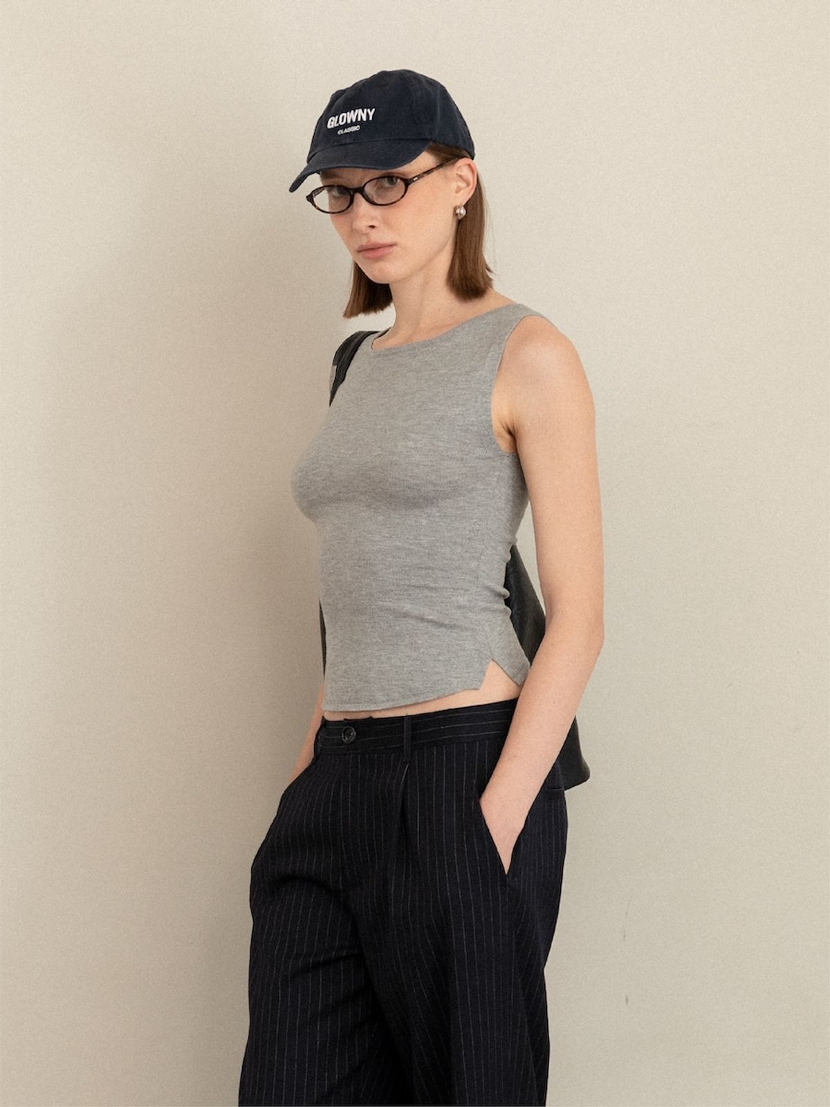 글로니(GLOWNY) G KNIT SLIT SLEEVELESS TOP (MELANGE GRAY)