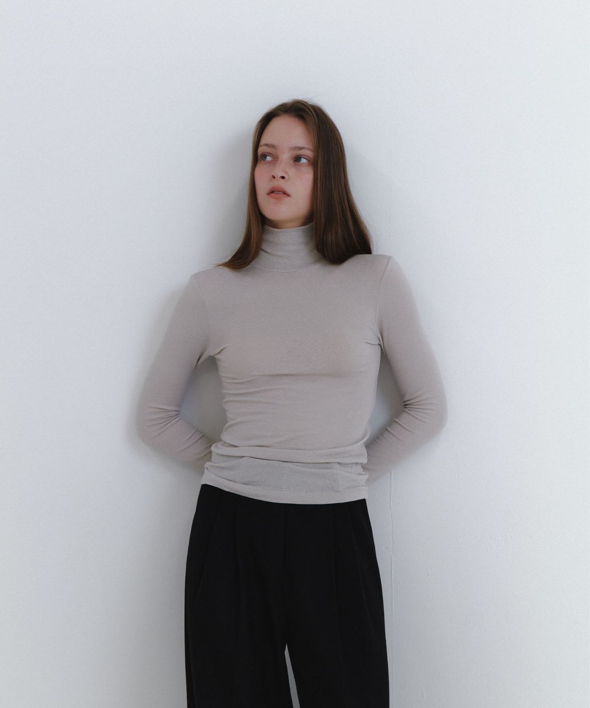 졸리피니(JOLI FINI) 실키 위스퍼 터틀넥_그레이 베이지