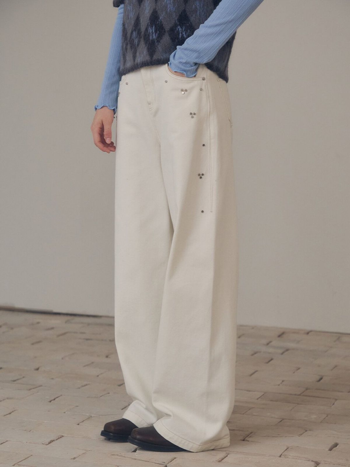 뮈뮈에르(MUEMUER) Wide Tapered Fit Stud Denim Pants MU2599DN905M