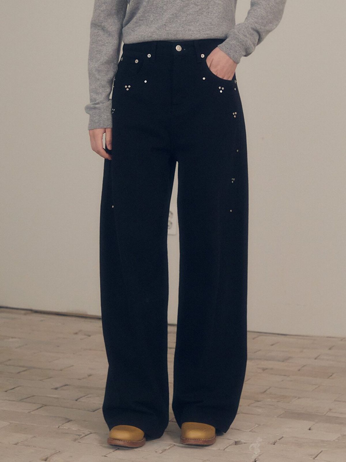 뮈뮈에르(MUEMUER) Wide Tapered Fit Stud Denim Pants MU2599DN905M