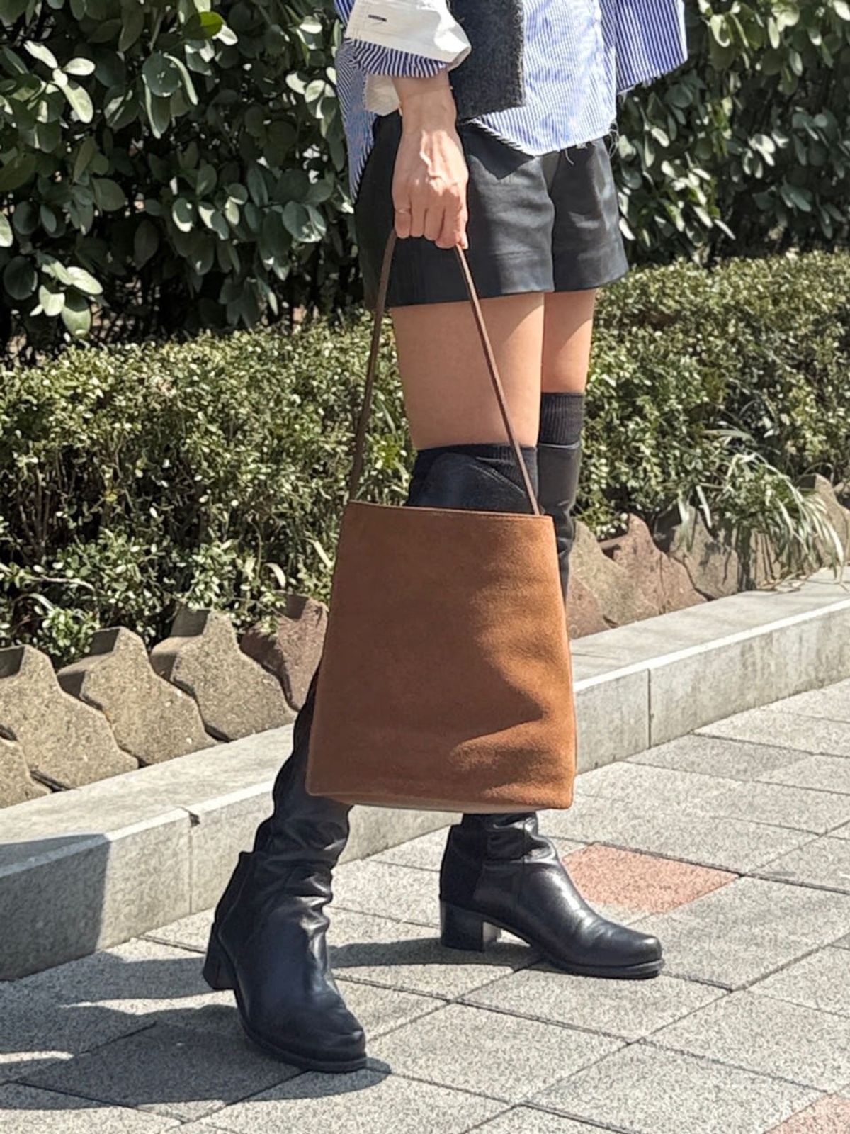 블로우(BLOW) 스웨이드 버킷백 Suède Bucket Bag _ Mocha Mousse