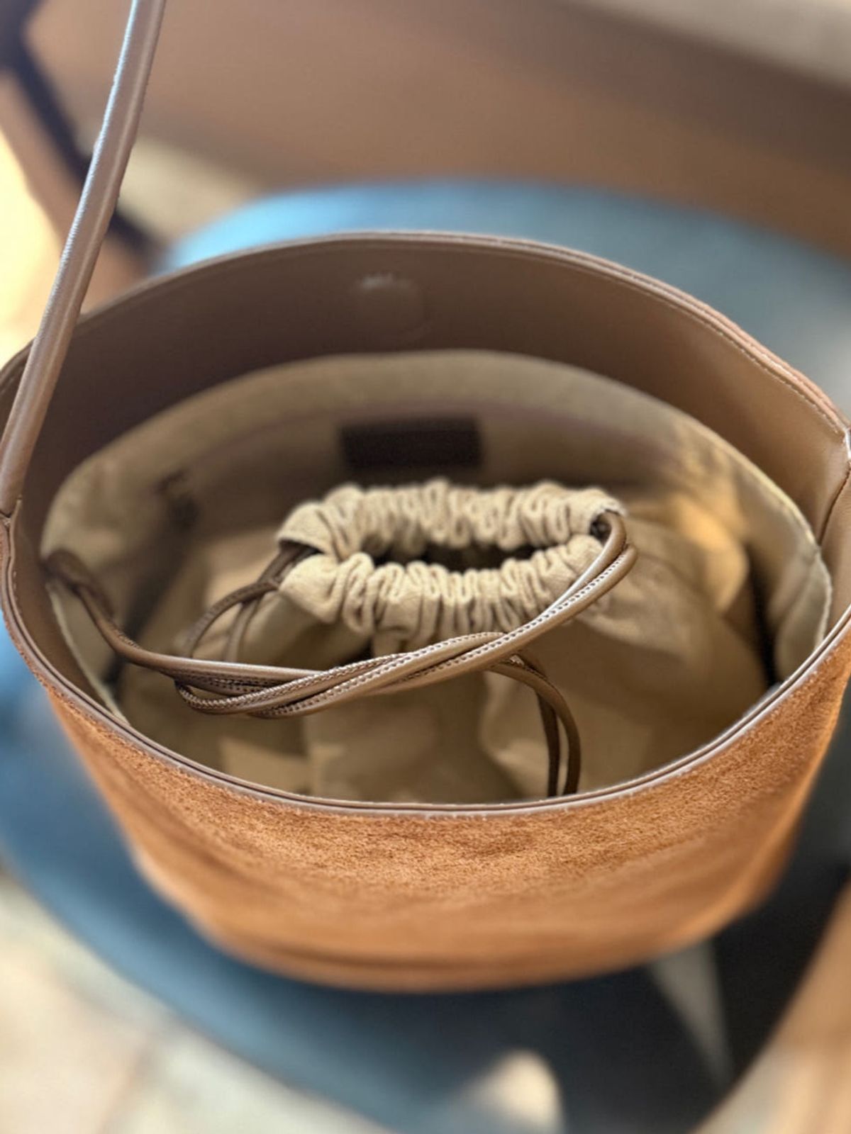 블로우(BLOW) 스웨이드 버킷백 Suède Bucket Bag _ Mocha Mousse