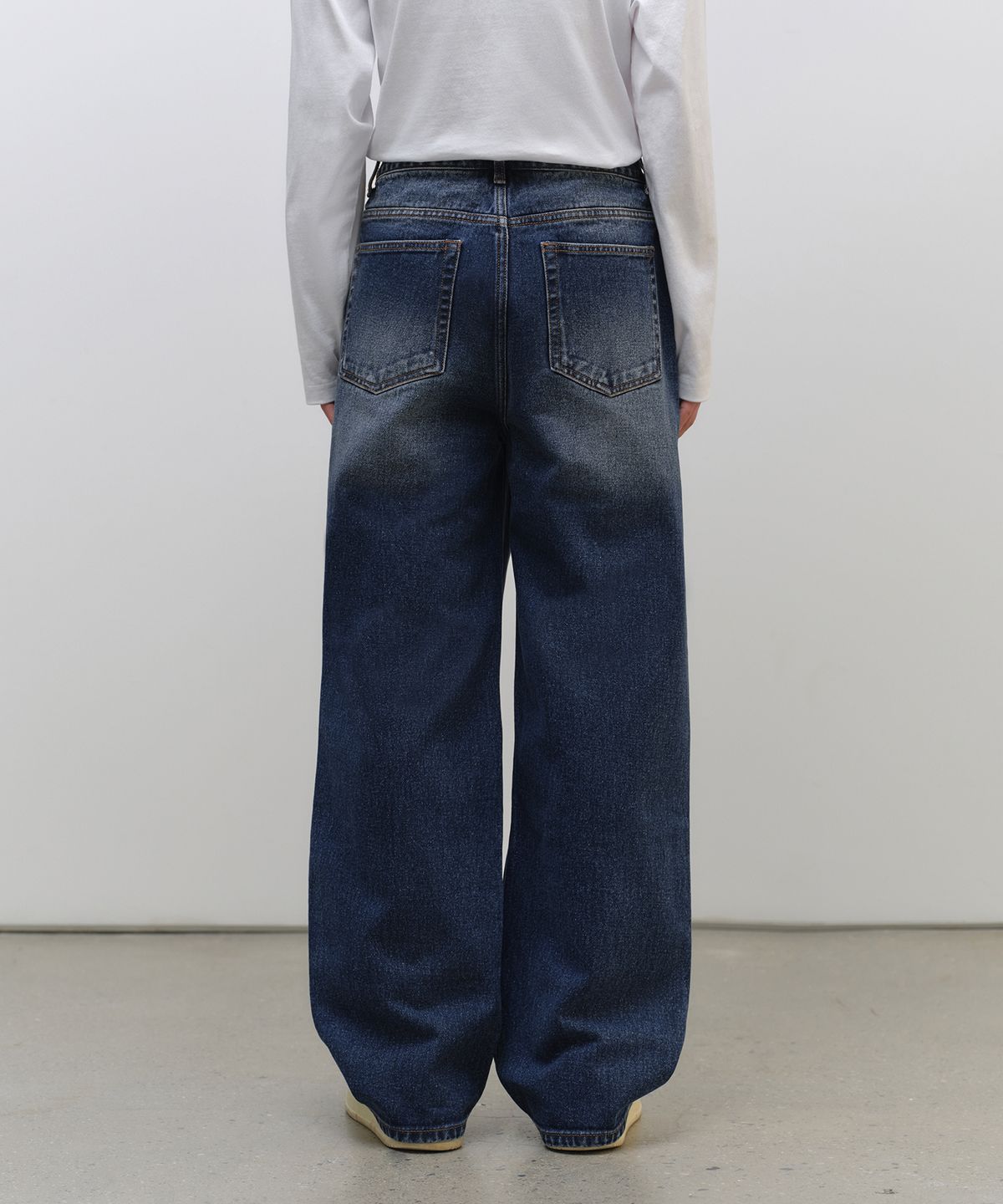 무신사 스탠다드(MUSINSA STANDARD) 원 턱 와이드 데님 팬츠 [미디엄 인디고]