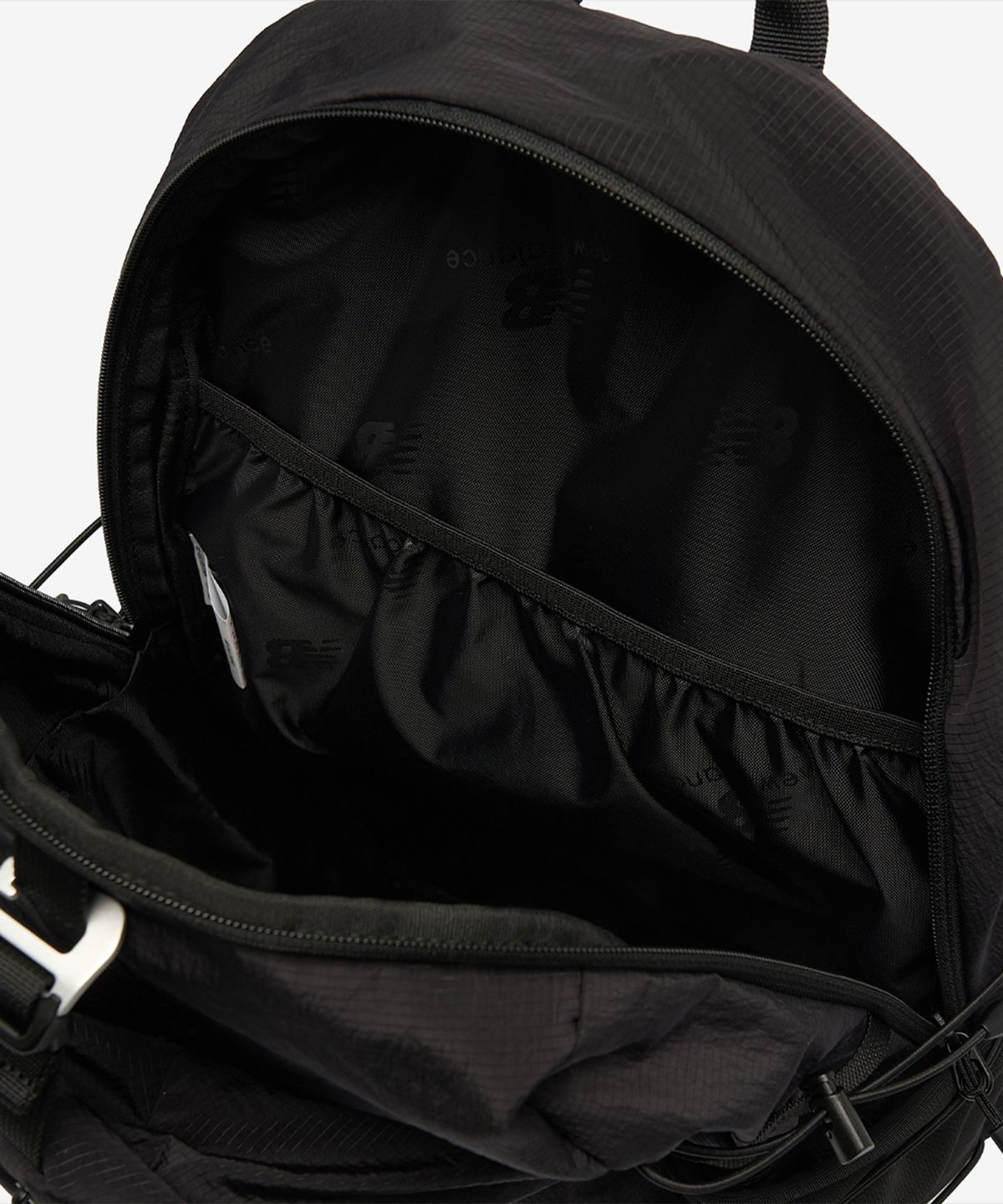 뉴발란스(NEW BALANCE) NBGCGS1203 / 메탈릭 경량 백팩 (BLACK)