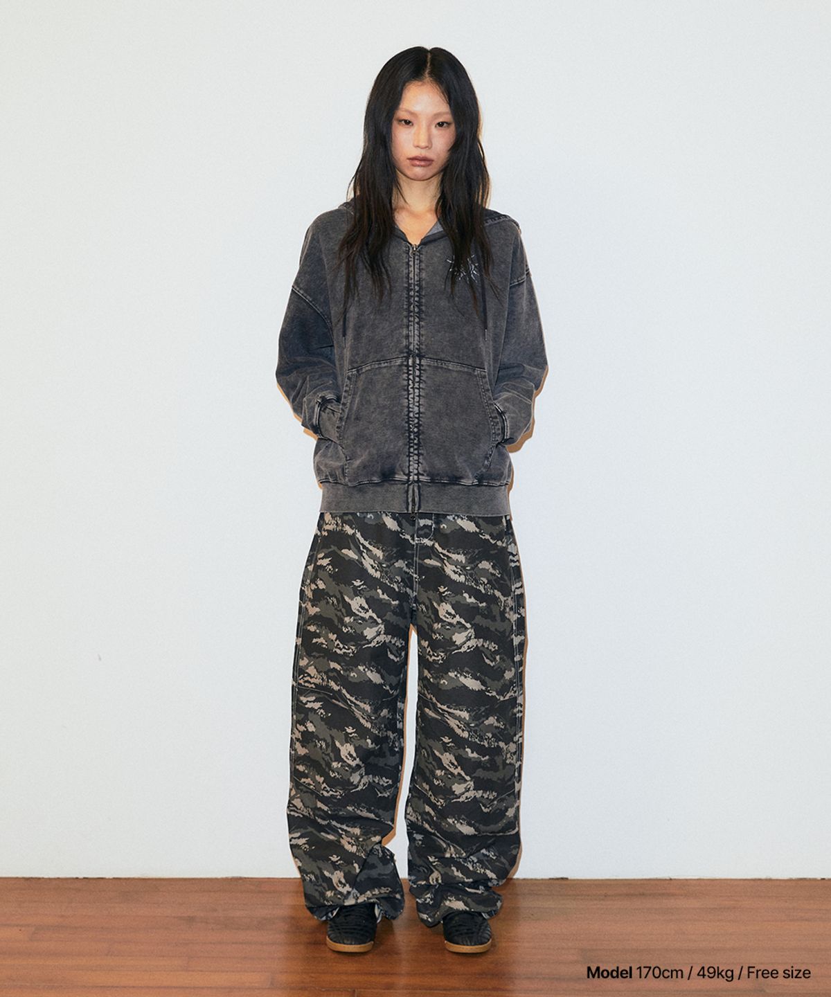 마하그리드(MAHAGRID) WASHED SOLAR APPLIQUE ZIP UP HOODIE CHARCOAL(MG2GSFM481A)