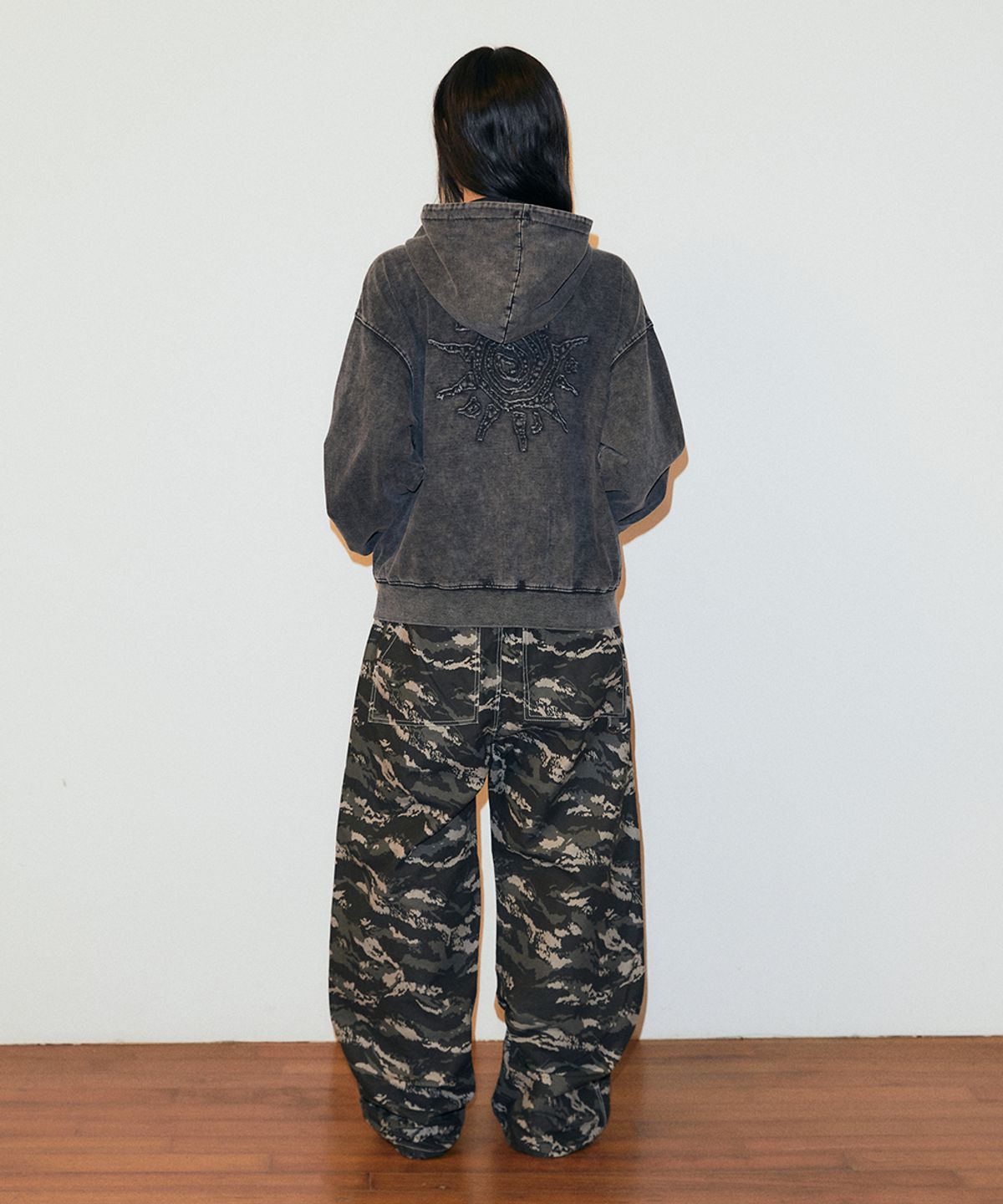 마하그리드(MAHAGRID) WASHED SOLAR APPLIQUE ZIP UP HOODIE CHARCOAL(MG2GSFM481A)
