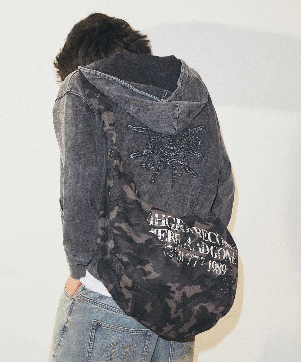 마하그리드(MAHAGRID) WASHED SOLAR APPLIQUE ZIP UP HOODIE CHARCOAL(MG2GSFM481A)