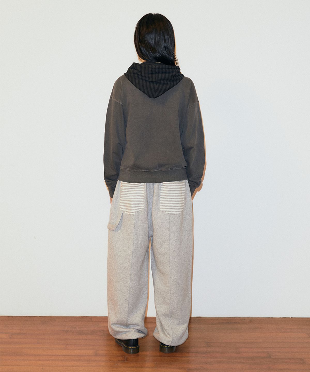 마하그리드(MAHAGRID) STRIPE POCKET SWEAT PANT GREY(MG2FFMPA08A)