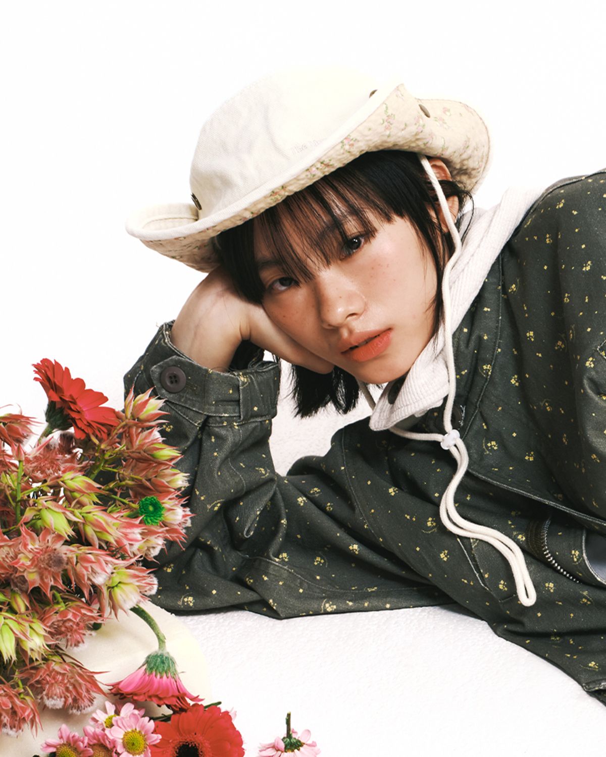 더뮤지엄비지터(THEMUSEUMVISITOR) FLORAL SAFARI HAT (IVORY)