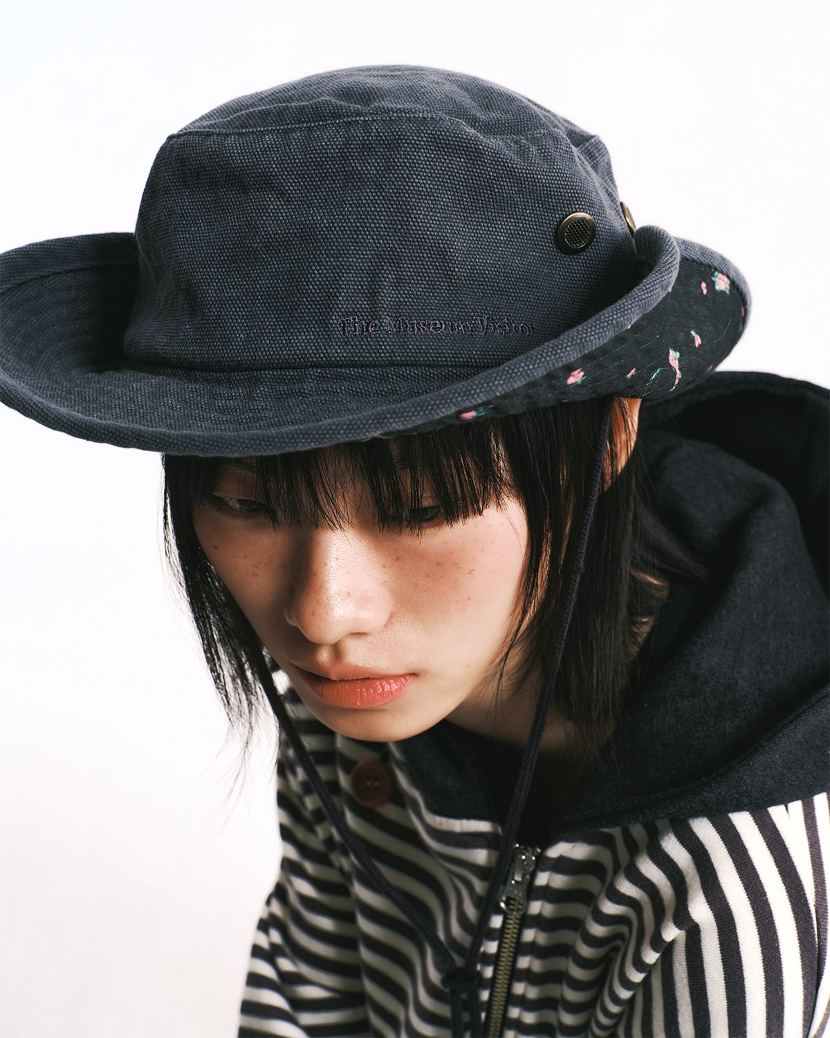 더뮤지엄비지터(THEMUSEUMVISITOR) FLORAL SAFARI HAT (CHARCOAL)