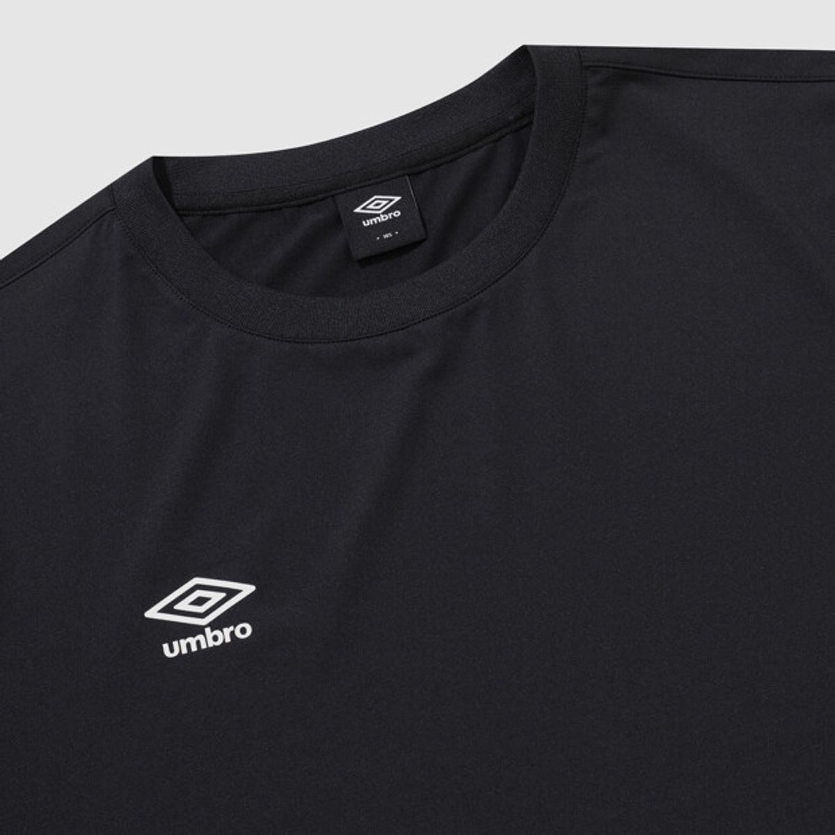 엄브로(UMBRO) 베이직 폴리 스판 스몰로고 반팔 티셔츠 블랙 UR121SRS14