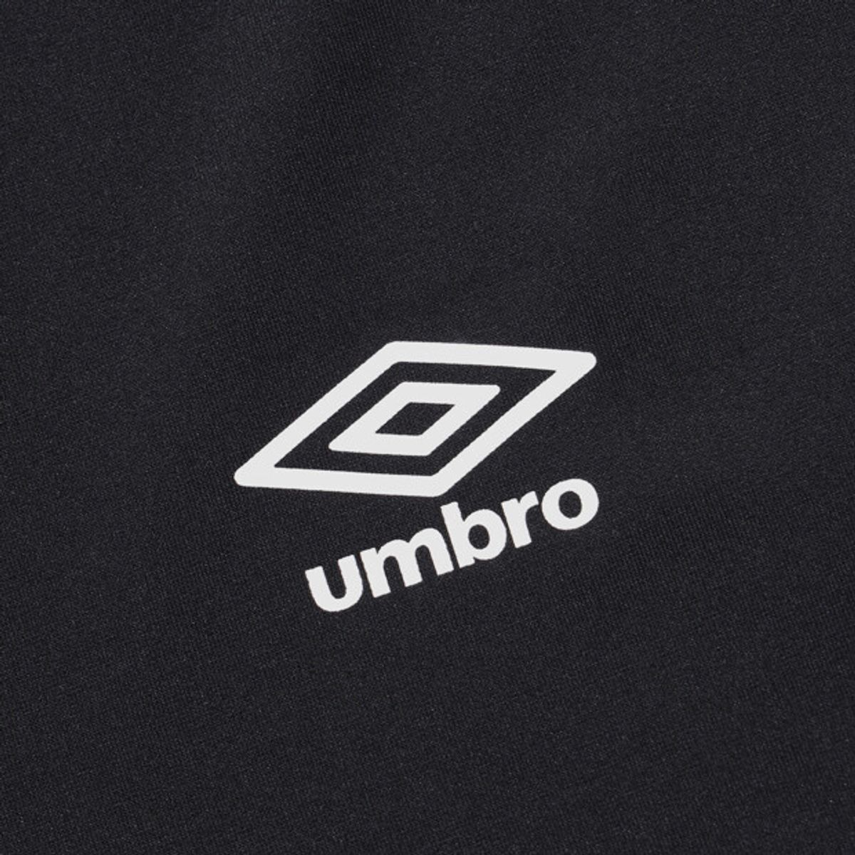 엄브로(UMBRO) 베이직 폴리 스판 스몰로고 반팔 티셔츠 블랙 UR121SRS14
