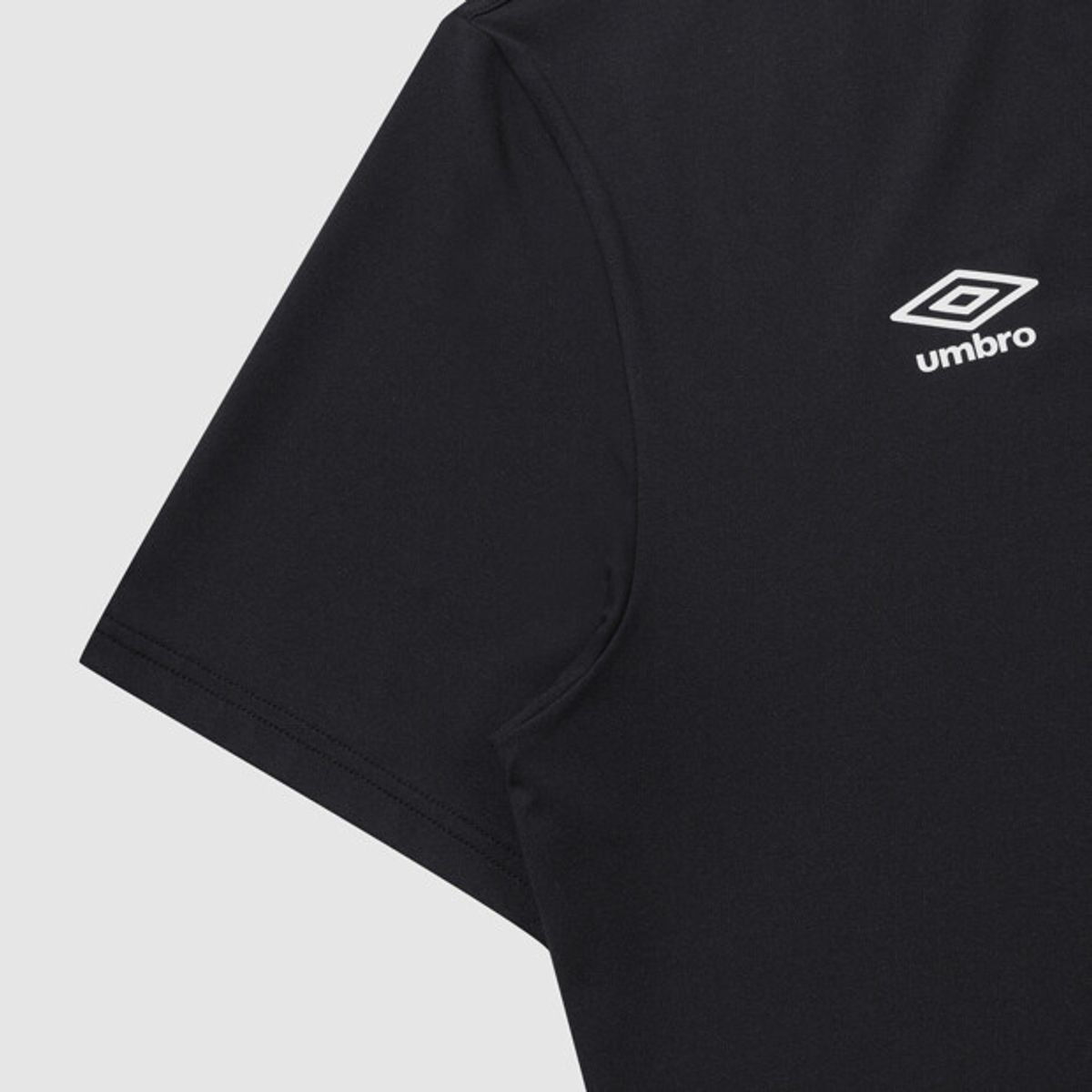 엄브로(UMBRO) 베이직 폴리 스판 스몰로고 반팔 티셔츠 블랙 UR121SRS14