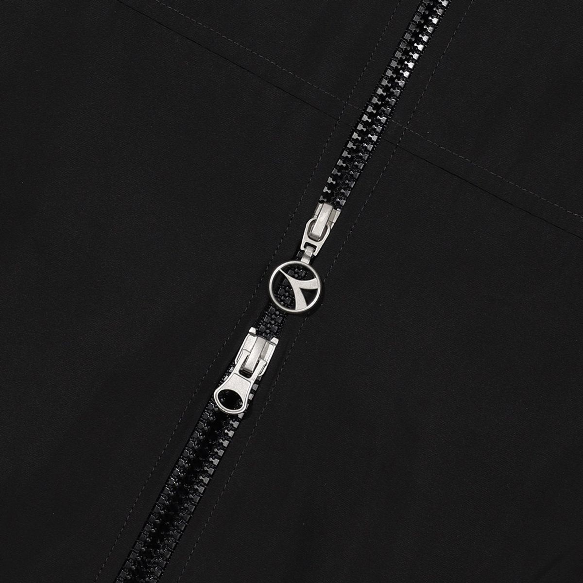 디아도라(diadora) 스트링 포인트 우븐 자켓 BLACK