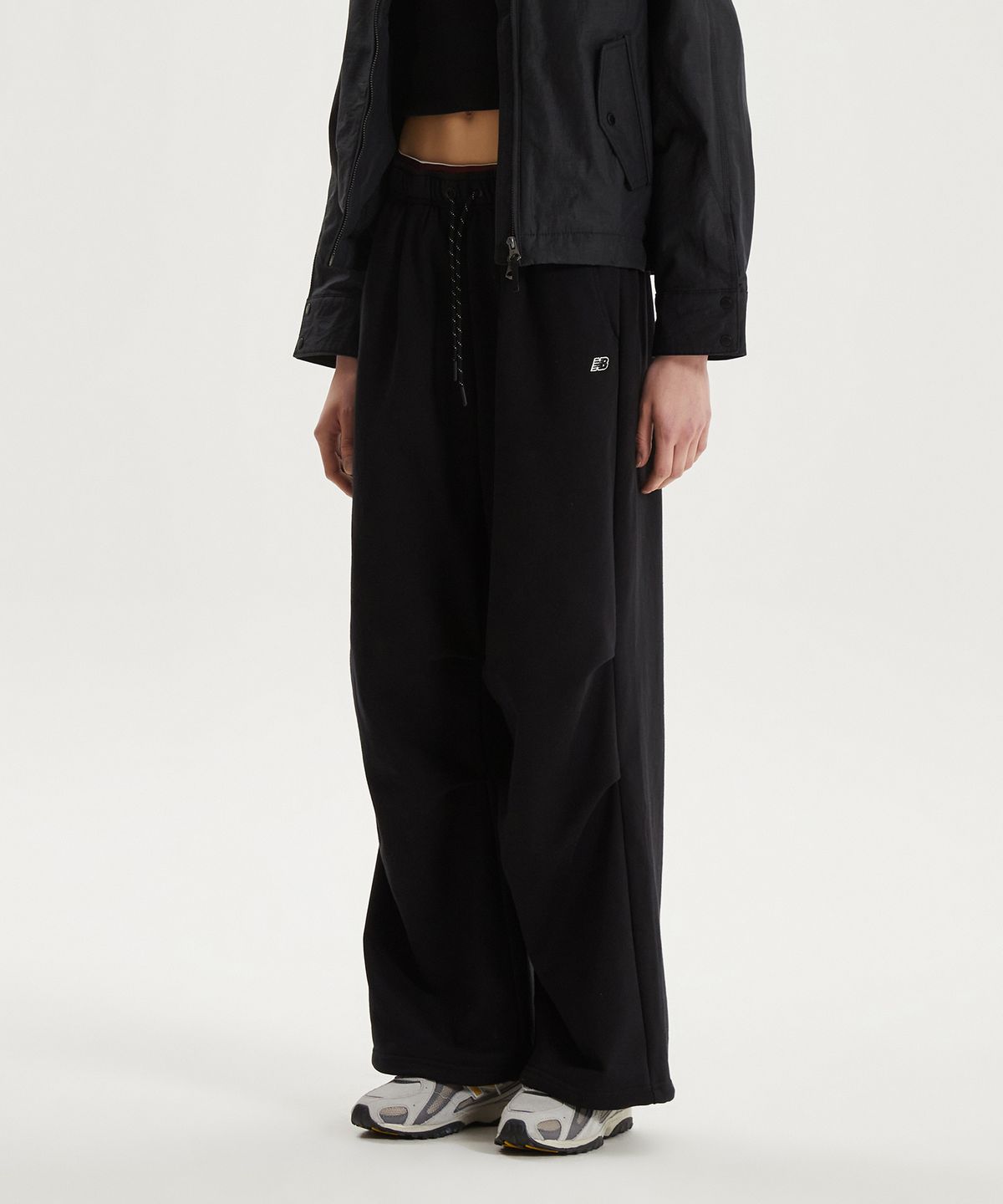 뉴발란스(NEW BALANCE) NBMLG1W242 / WOMEN 에센셜 맥시 와이드 팬츠 (BLACK)
