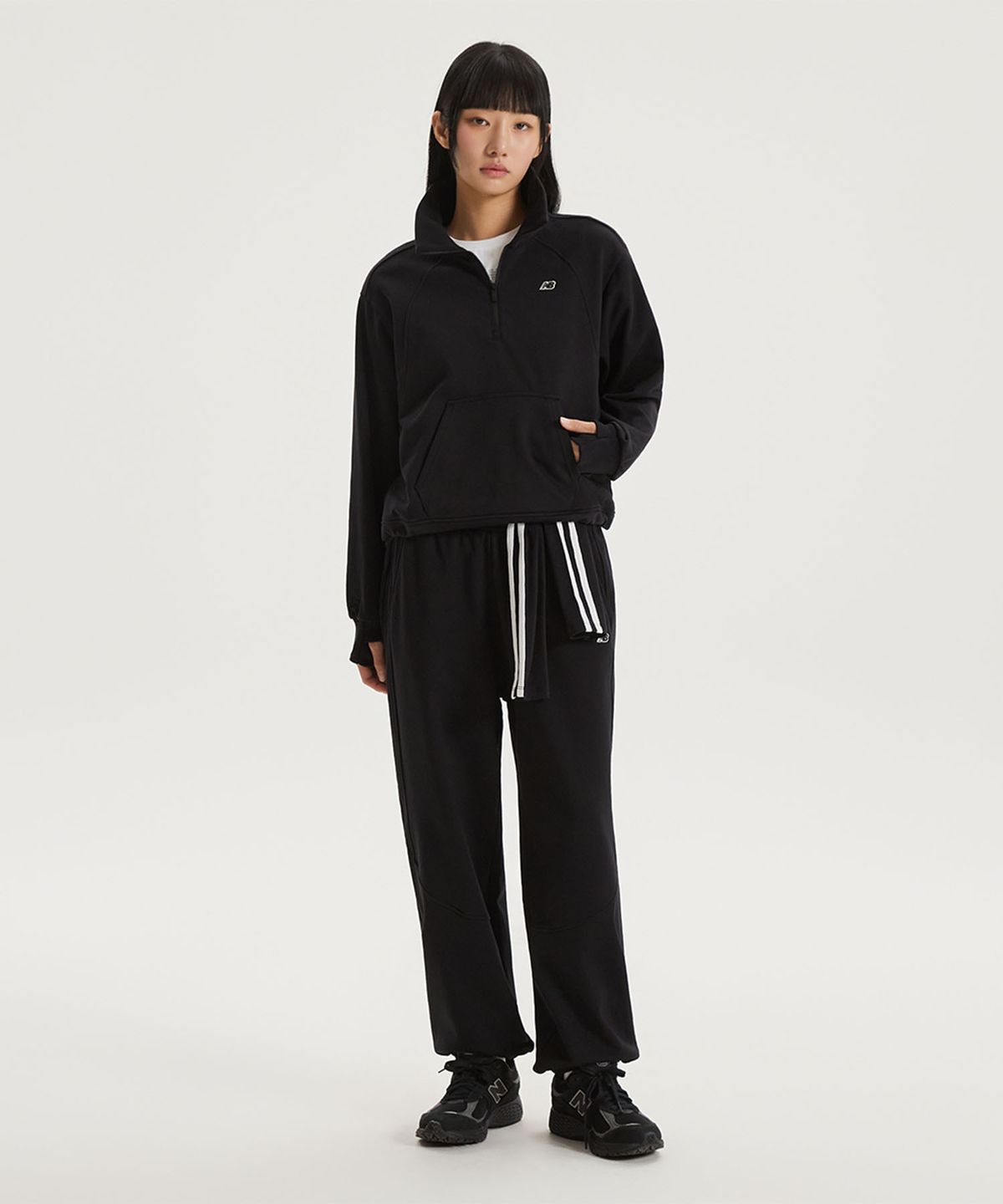뉴발란스(NEW BALANCE) NBNCG1W212 / WOMEN 에센셜 반집업 (BLACK)