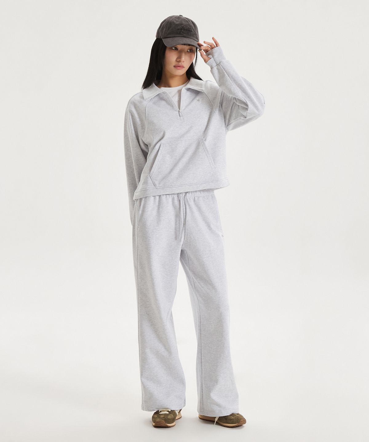 뉴발란스(NEW BALANCE) NBNCG1W212 / WOMEN 에센셜 반집업 (LIGHT GRAY)