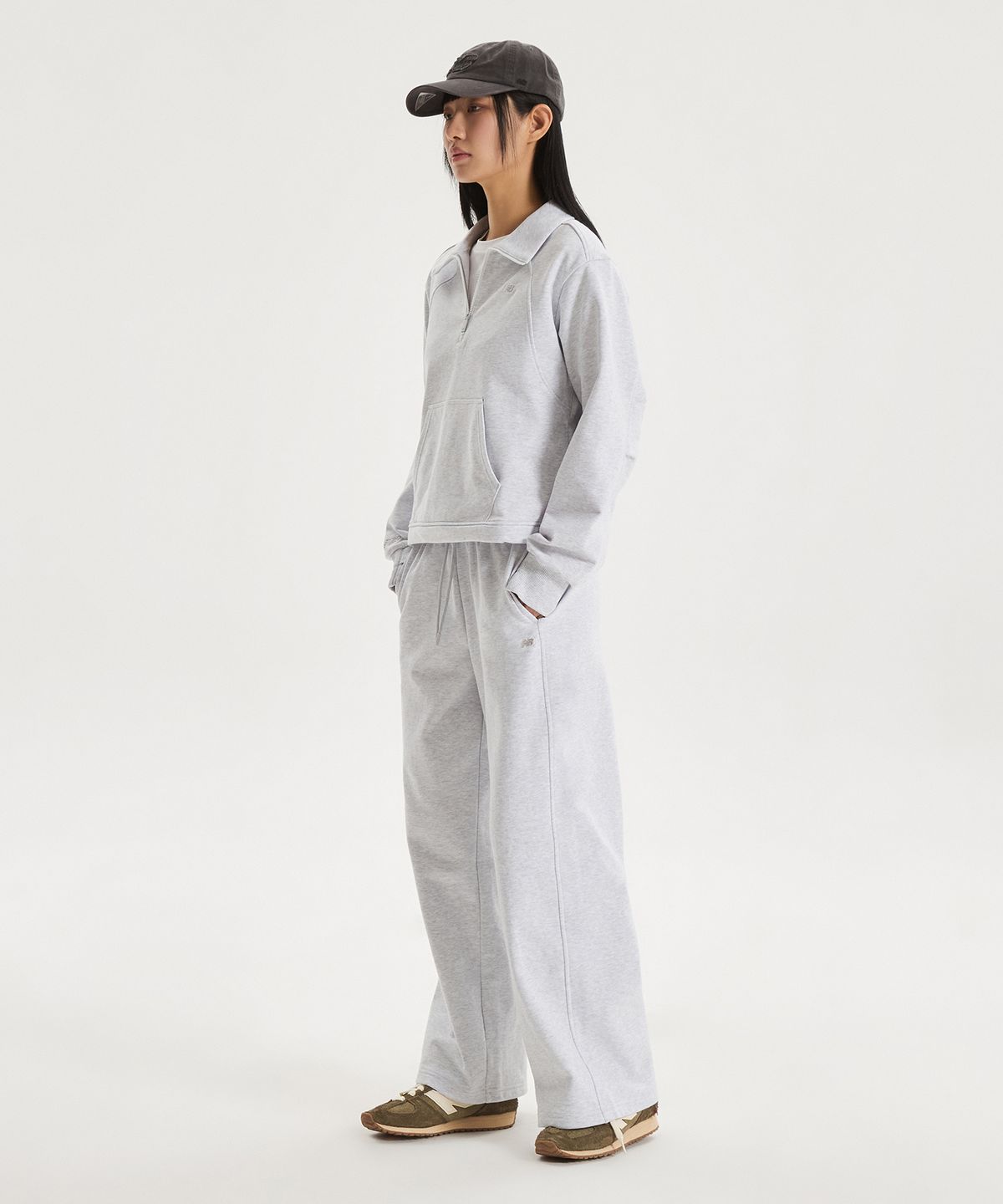 뉴발란스(NEW BALANCE) NBNCG1W212 / WOMEN 에센셜 반집업 (LIGHT GRAY)
