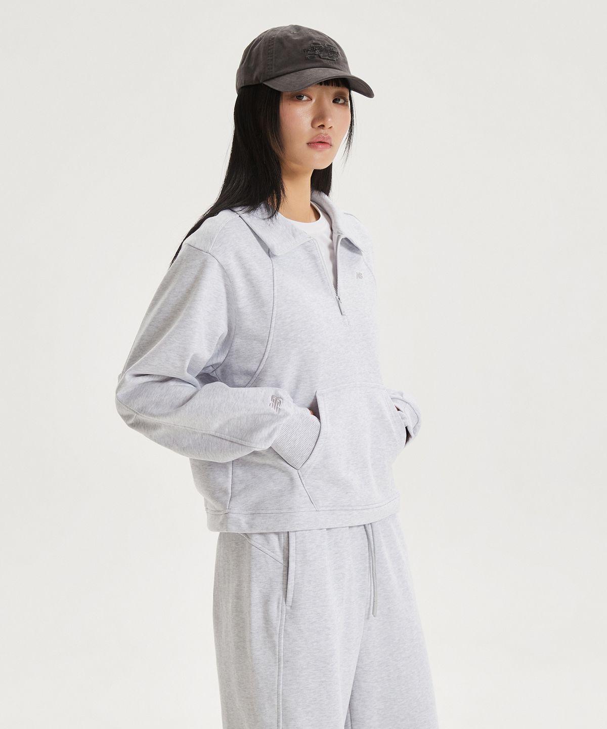 뉴발란스(NEW BALANCE) NBNCG1W212 / WOMEN 에센셜 반집업 (LIGHT GRAY)