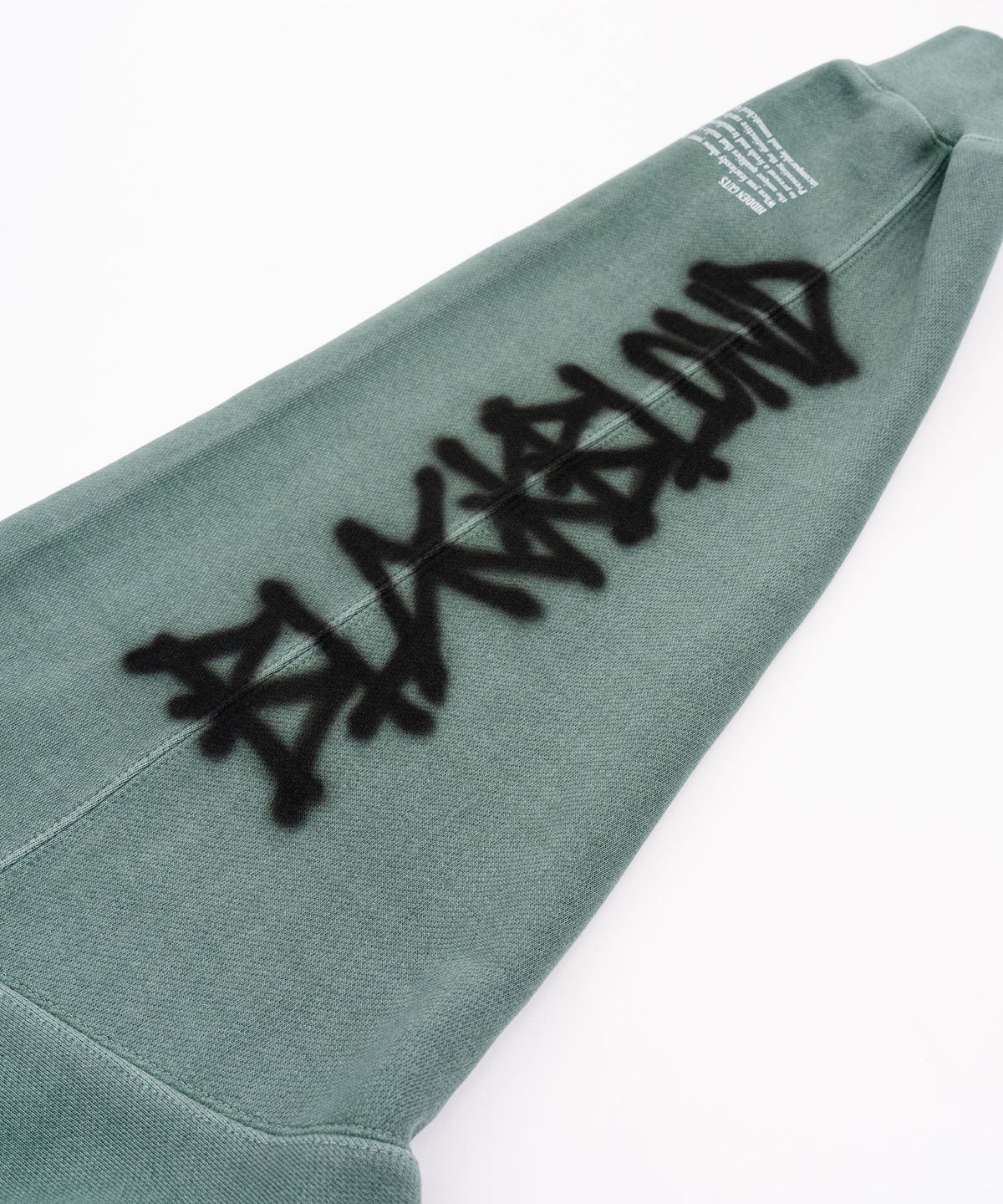 블랙블론드(BLACKBLOND) 비비디 디스오더 그래피티 로고 피그먼트 후디 (더스트 그린)