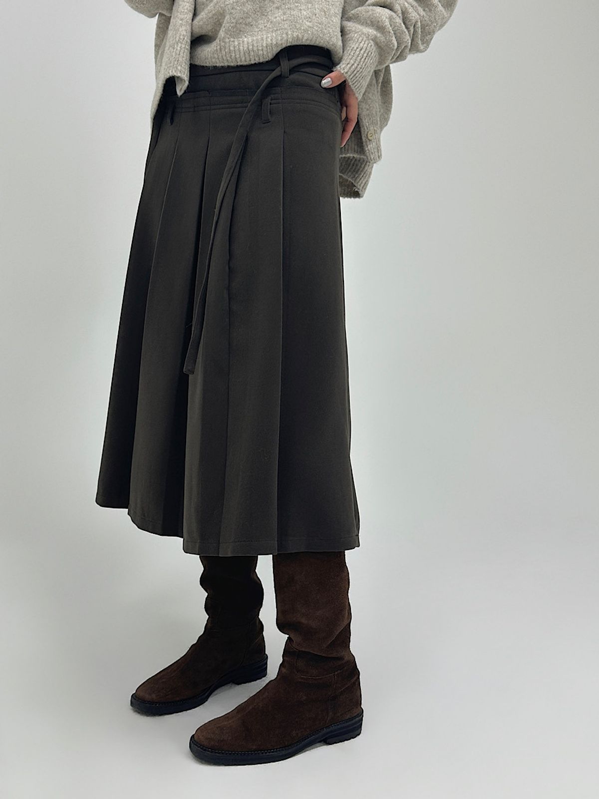 아포엠(APOEM) Strap Line Pleated Skirt (2C)