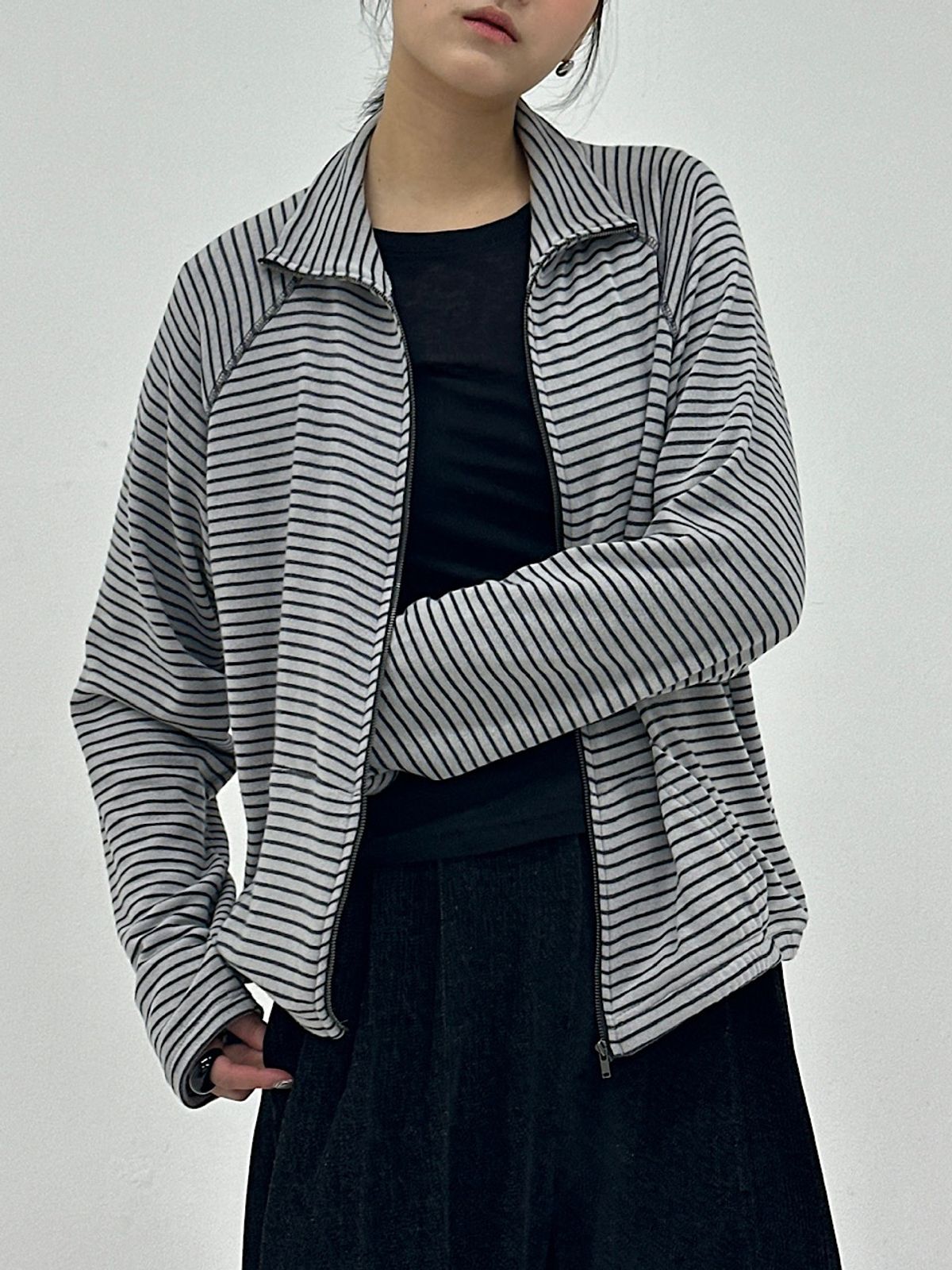 아포엠(APOEM) Stripe Zip-Up Top (2C)