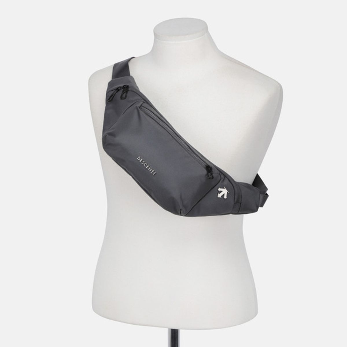 데상트(DESCENTE) 트래블 스몰 힙색 다크 그레이 SR123UBG19