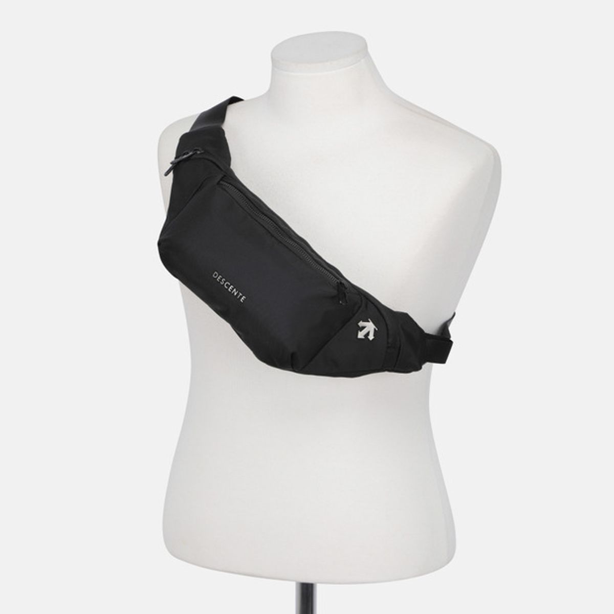 데상트(DESCENTE) 트래블 스몰 힙색 블랙 SR123UBG19