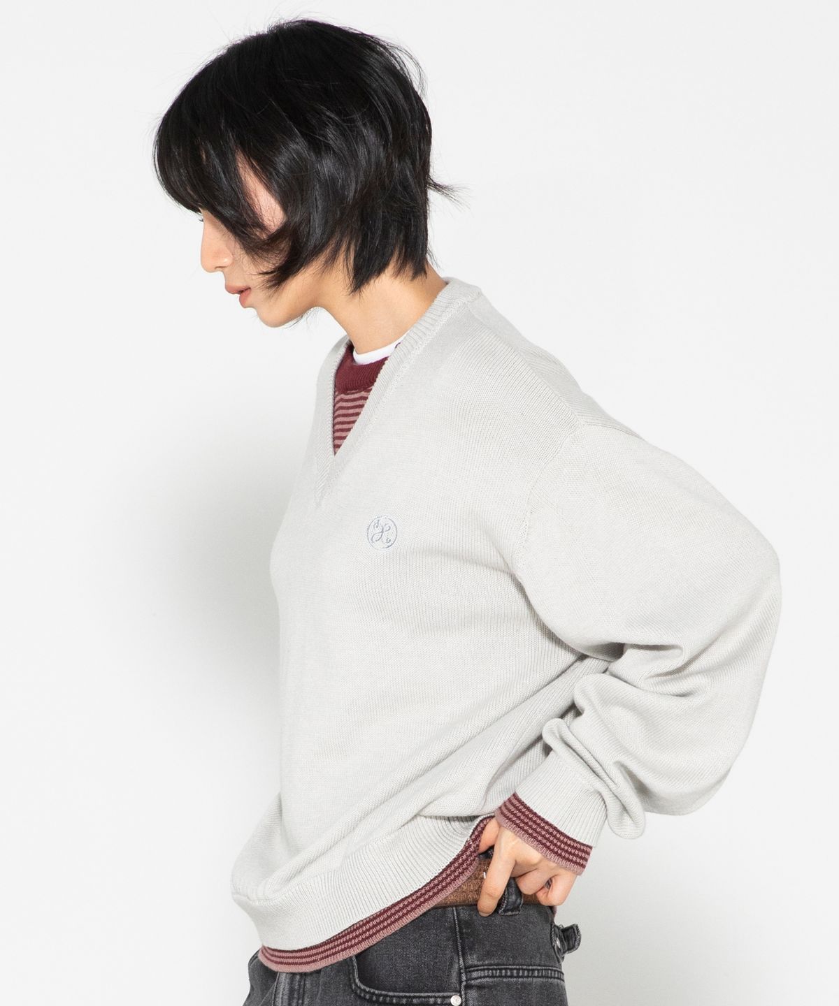 엑스톤즈(XTONZ) XTK180 스트라이프 레이어드 브이넥 풀오버 니트 (GRAY)