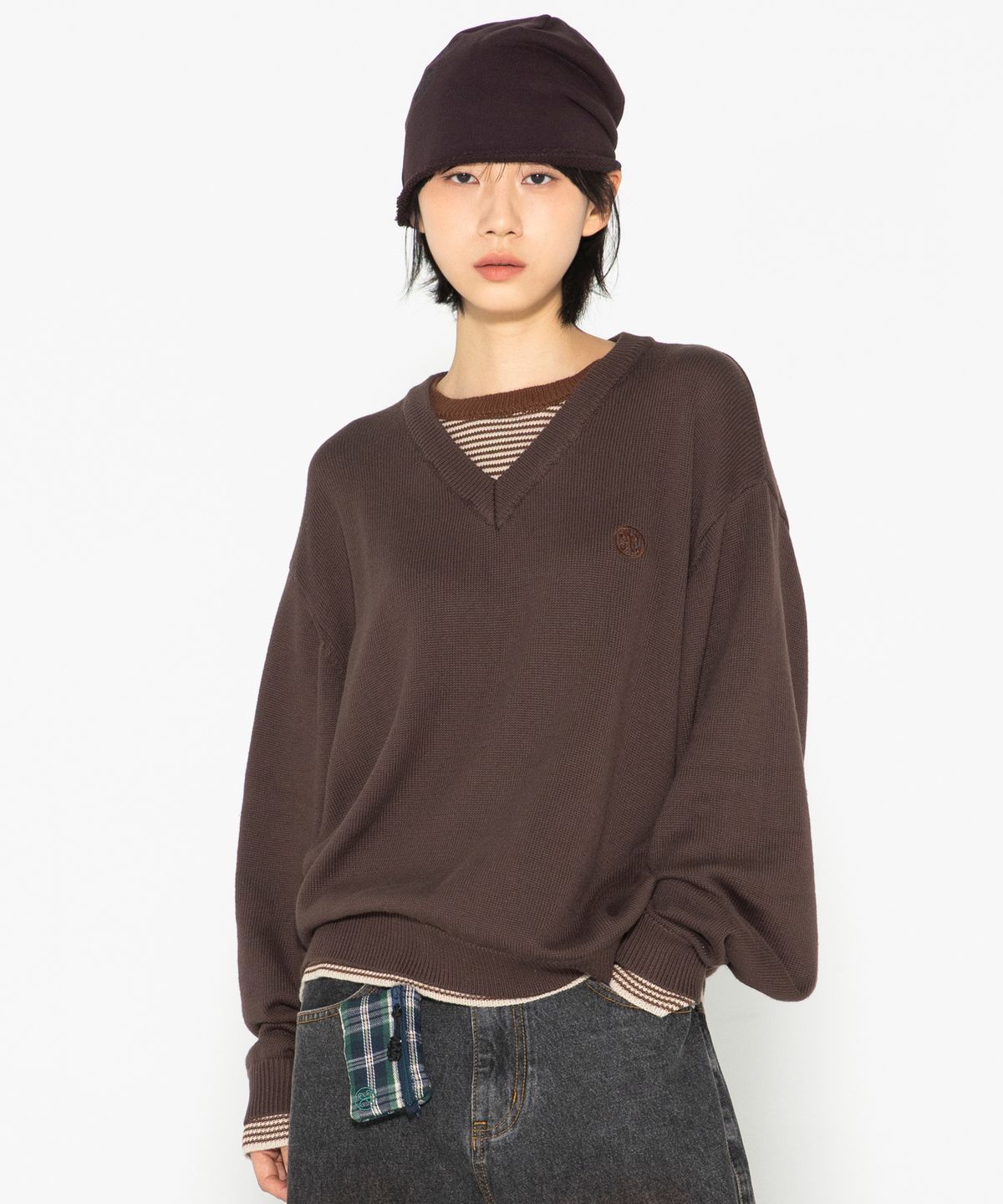엑스톤즈(XTONZ) XTK180 스트라이프 레이어드 브이넥 풀오버 니트 (BROWN)