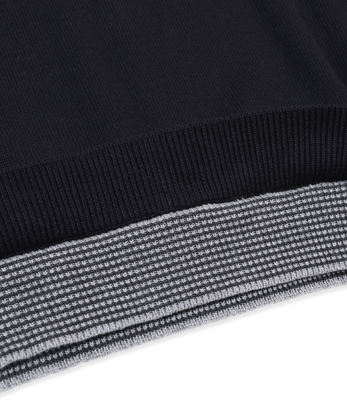 엑스톤즈(XTONZ) XTK180 스트라이프 레이어드 브이넥 풀오버 니트 (BLACK)