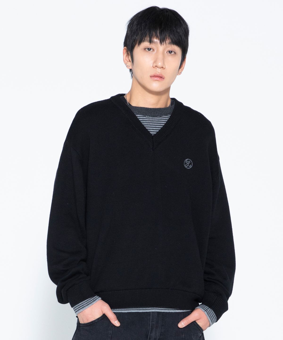 엑스톤즈(XTONZ) XTK180 스트라이프 레이어드 브이넥 풀오버 니트 (BLACK)