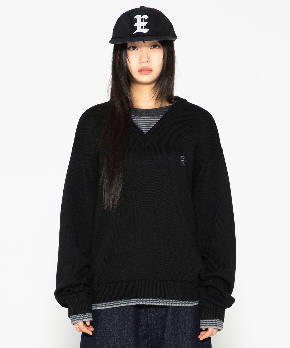 엑스톤즈(XTONZ) XTK180 스트라이프 레이어드 브이넥 풀오버 니트 (BLACK)