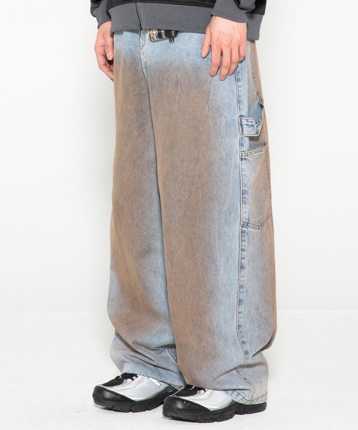 엑스톤즈(XTONZ) XP323 머드 워싱 카펜터 배기 데님 팬츠 (BLUE)
