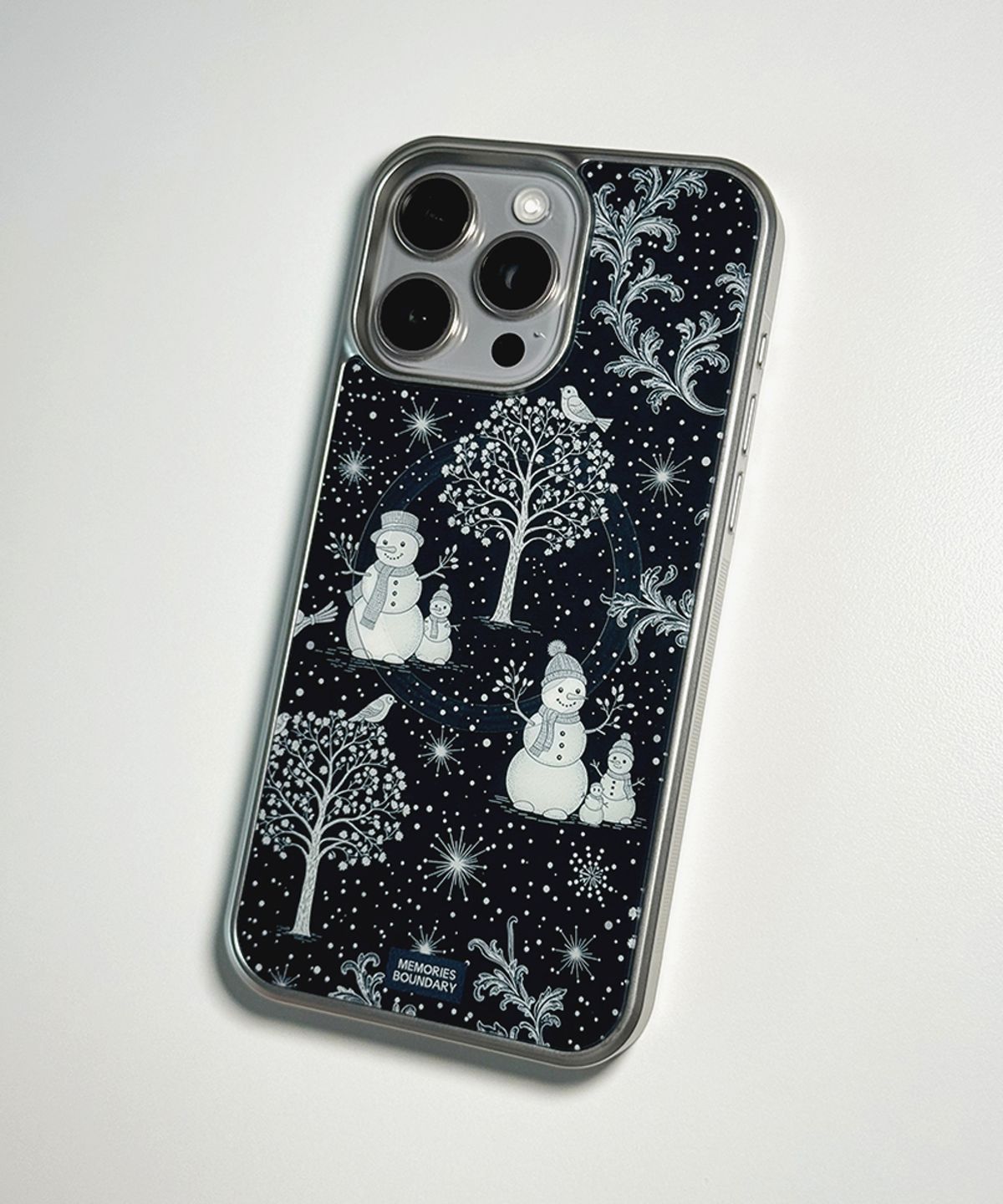 메모리즈바운더리(MEMORIESBOUNDARY) Winter Tales Toile Phone Case Midnight Navy (SV_Epoxy/MagSafe Glass)