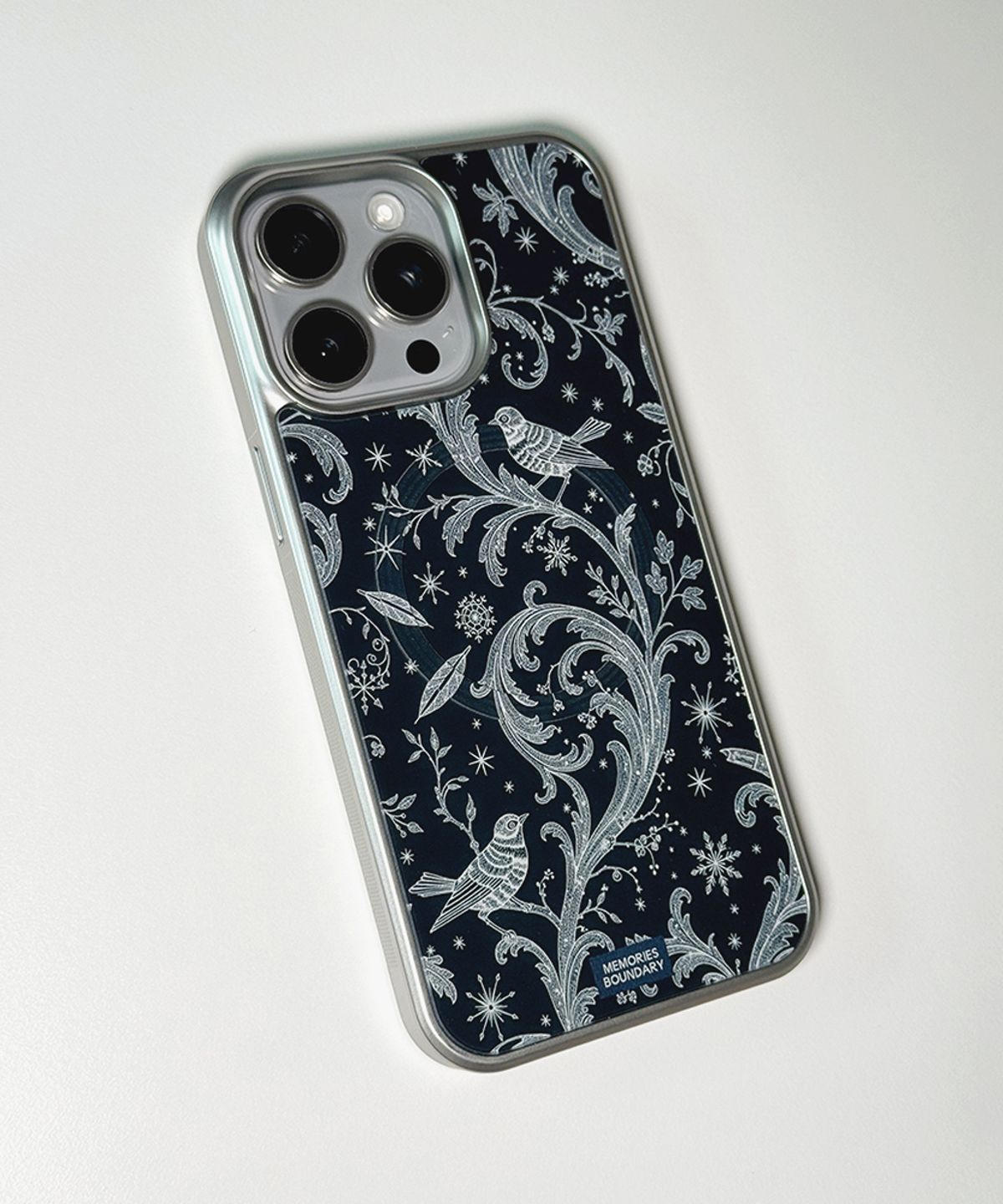 메모리즈바운더리(MEMORIESBOUNDARY) Nocturne Garden Toile Phone Case Midnight Navy (SV_Epoxy/MagSafe Glass)