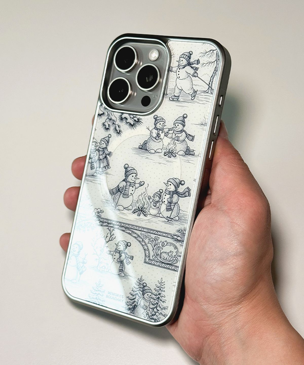 메모리즈바운더리(MEMORIESBOUNDARY) Winter Chronicle Toile Phone Case Soft Ivory (SV_Epoxy/MagSafe Glass)
